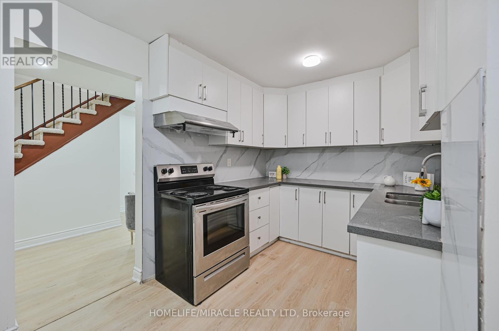 32 Woodsview Avenue, Toronto, Ontario  M9W 6C1 - Photo 20 - W12380000