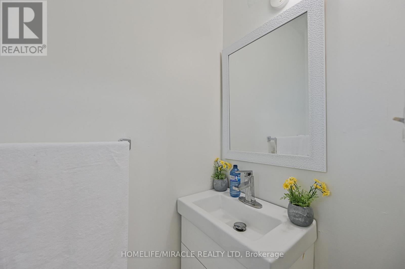 32 Woodsview Avenue, Toronto, Ontario  M9W 6C1 - Photo 22 - W12380000