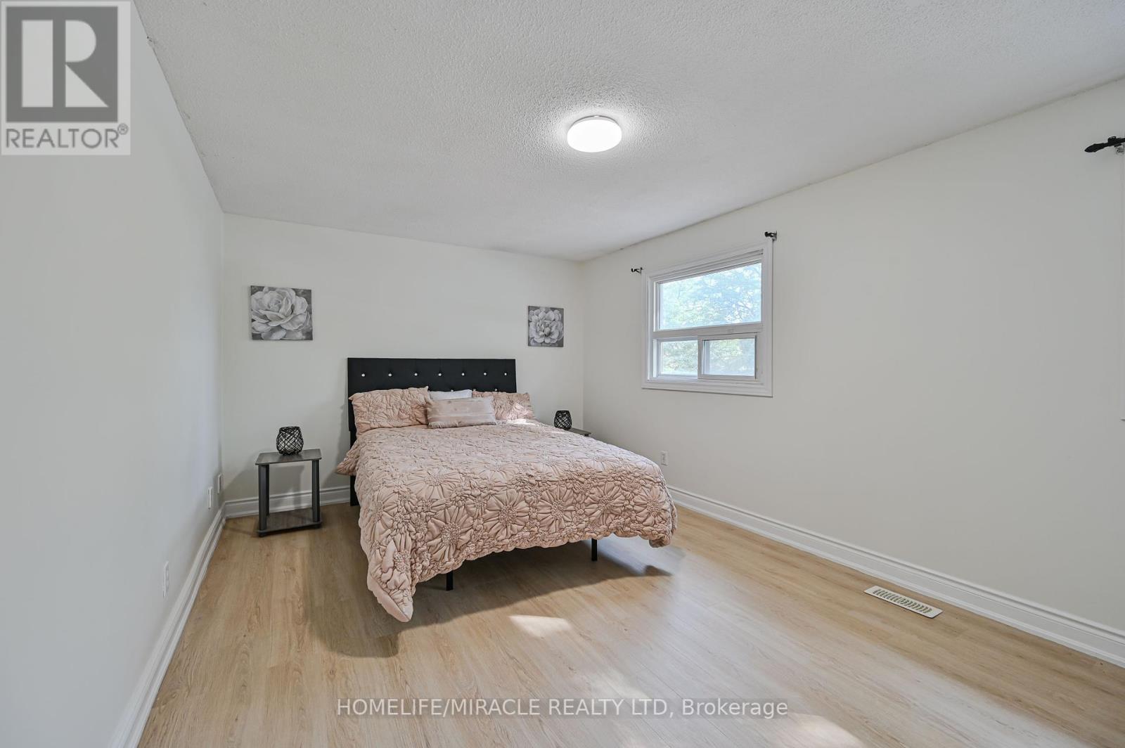 32 Woodsview Avenue, Toronto, Ontario  M9W 6C1 - Photo 24 - W12380000