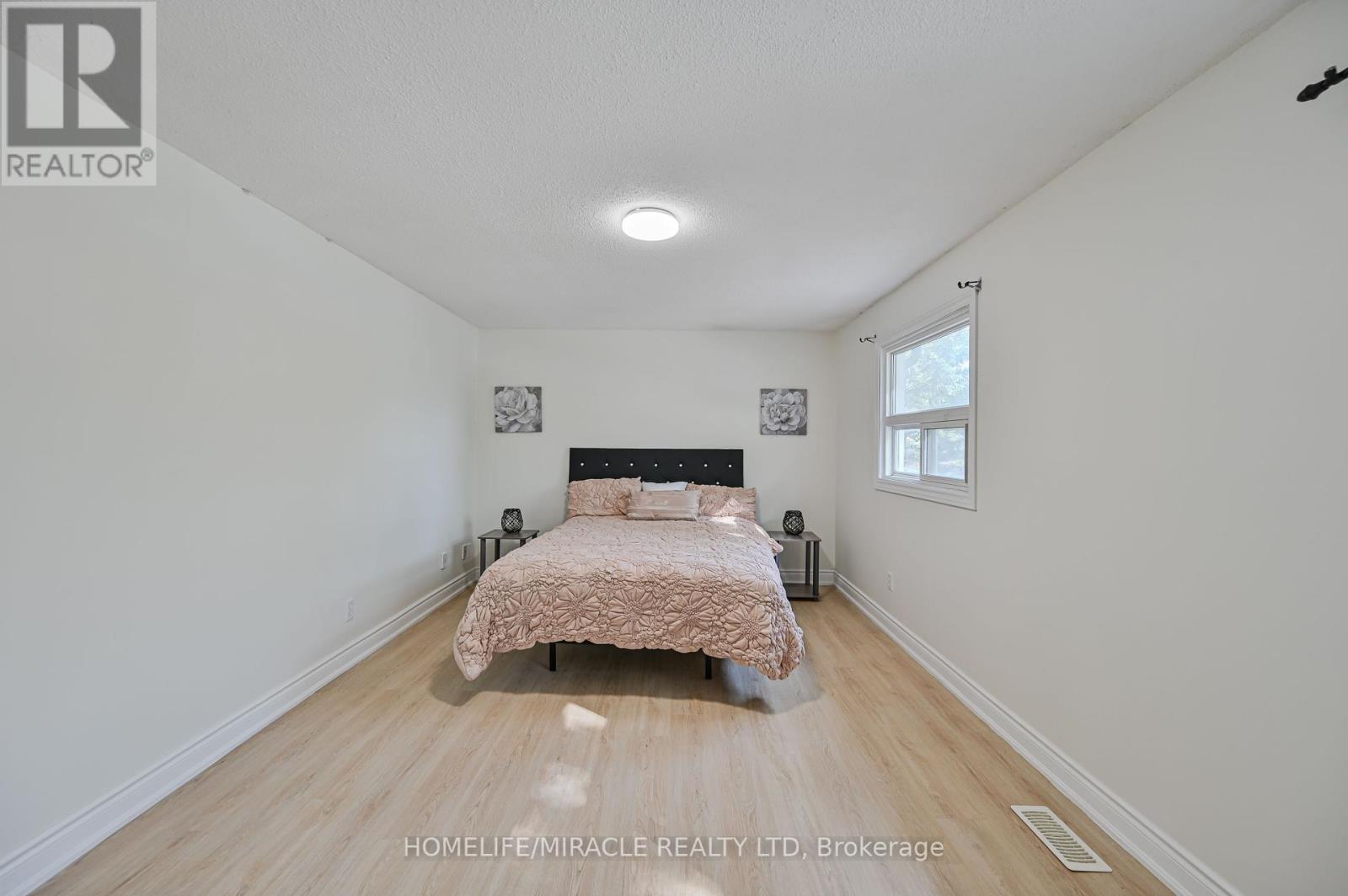 32 Woodsview Avenue, Toronto, Ontario  M9W 6C1 - Photo 25 - W12380000