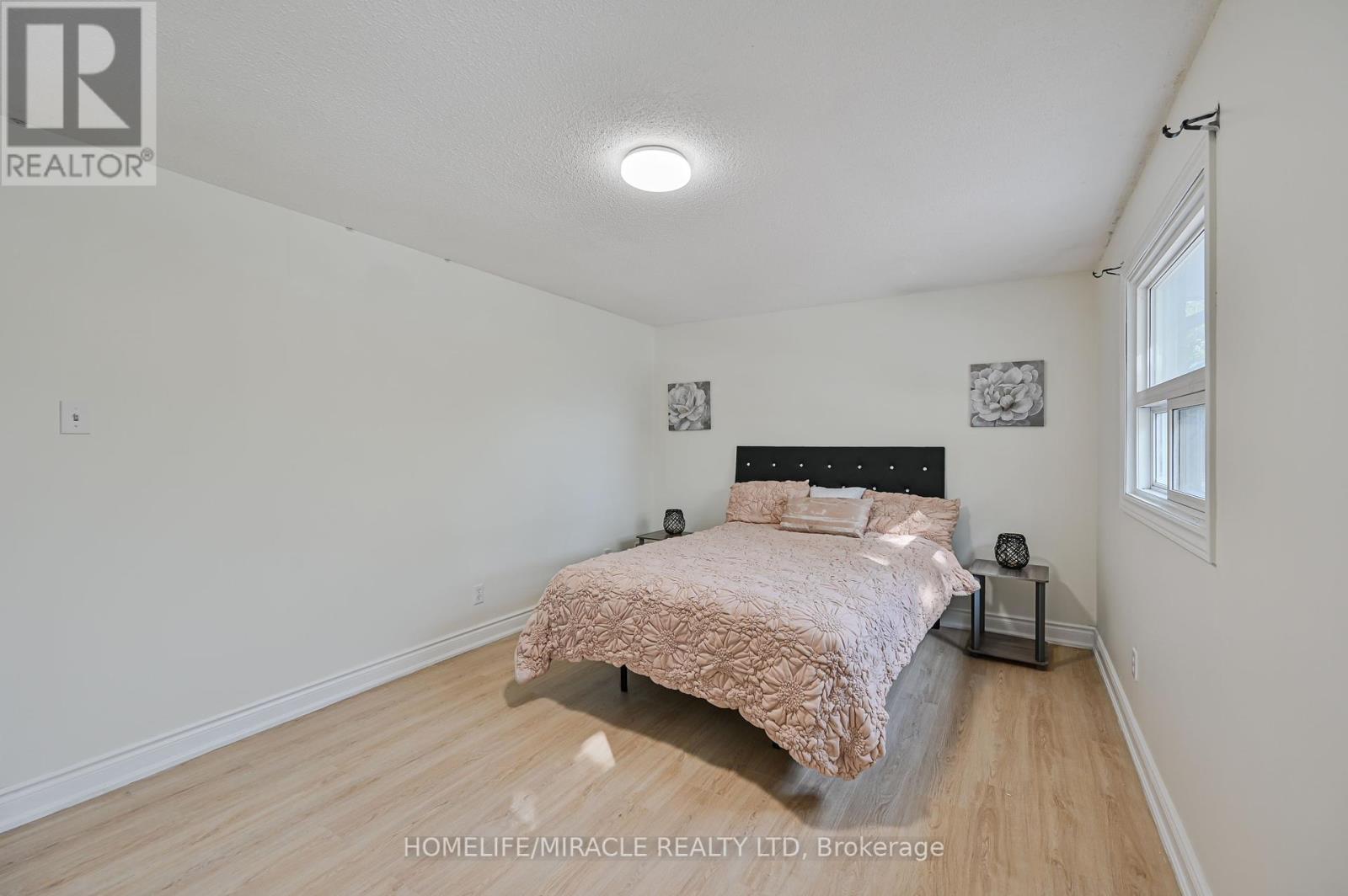 32 Woodsview Avenue, Toronto, Ontario  M9W 6C1 - Photo 26 - W12380000