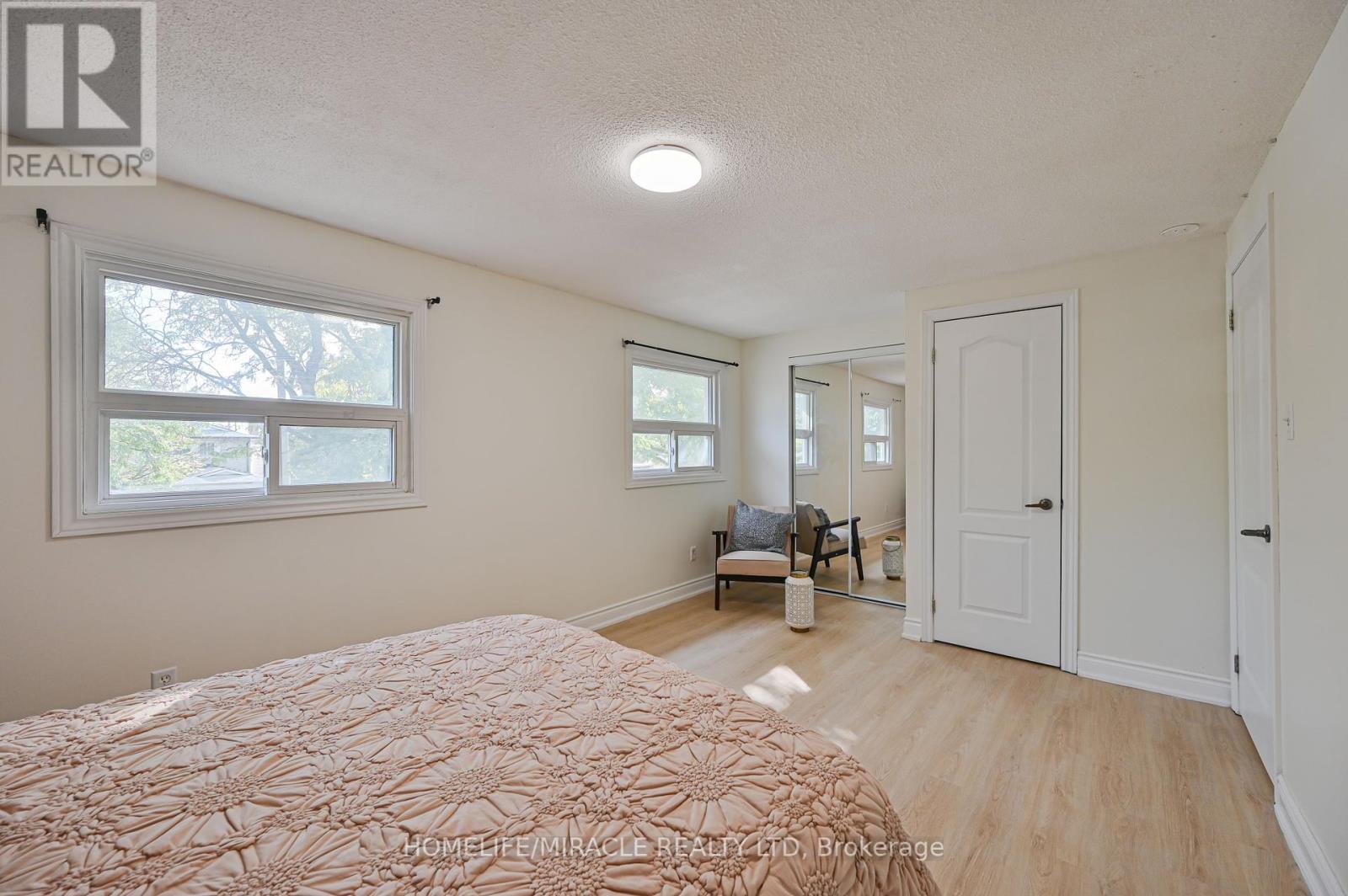 32 Woodsview Avenue, Toronto, Ontario  M9W 6C1 - Photo 27 - W12380000