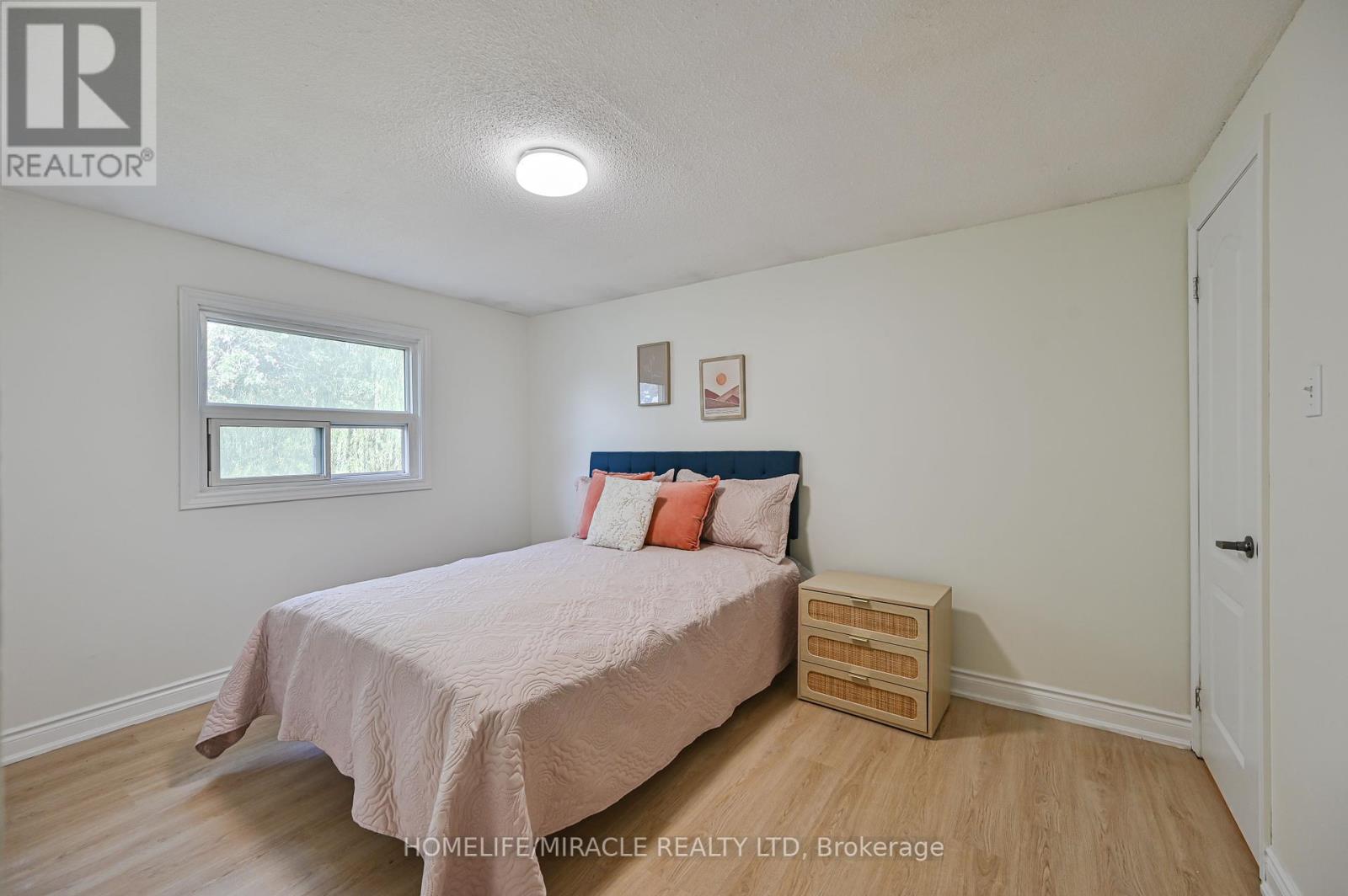 32 Woodsview Avenue, Toronto, Ontario  M9W 6C1 - Photo 28 - W12380000