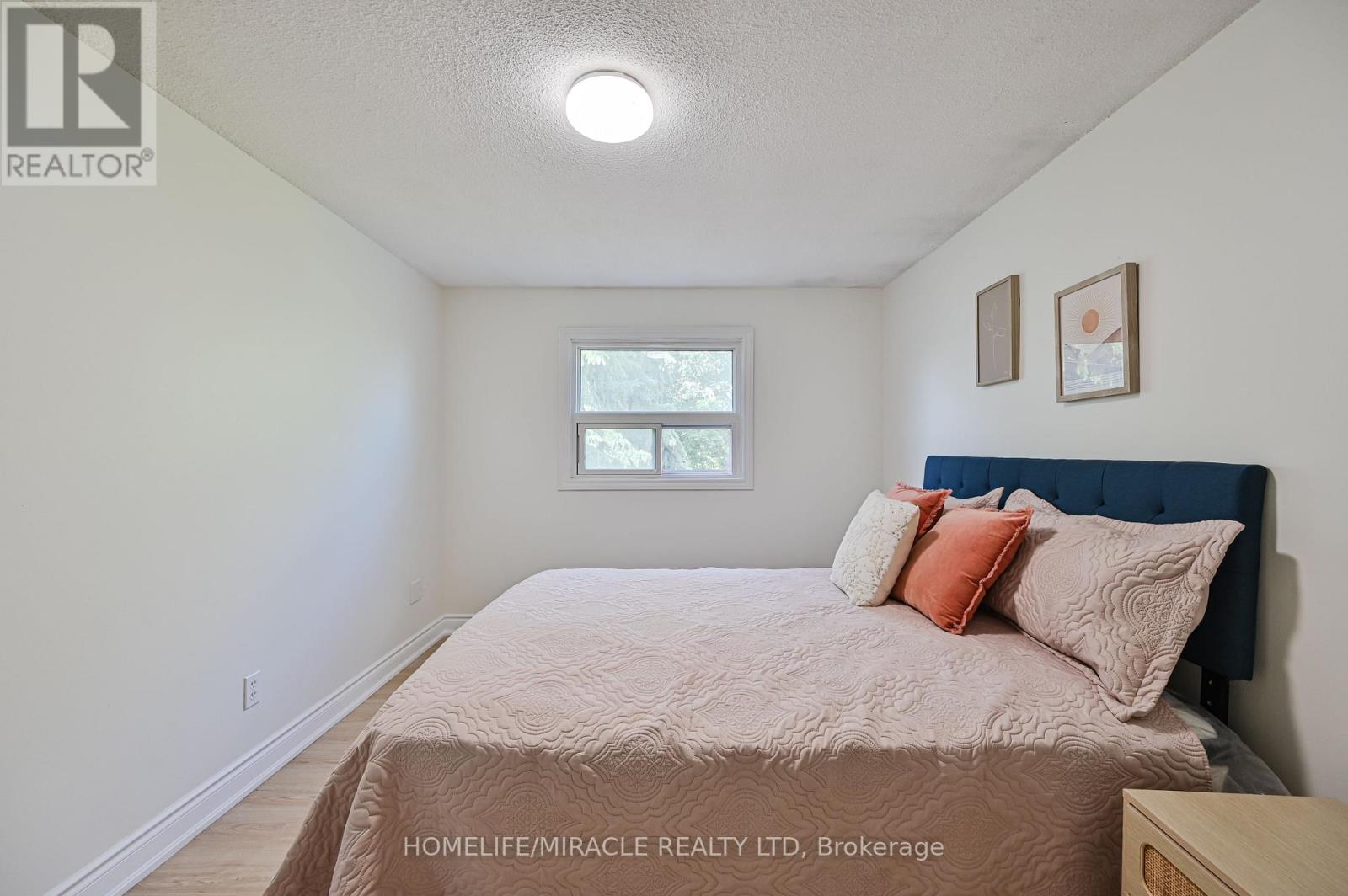 32 Woodsview Avenue, Toronto, Ontario  M9W 6C1 - Photo 29 - W12380000