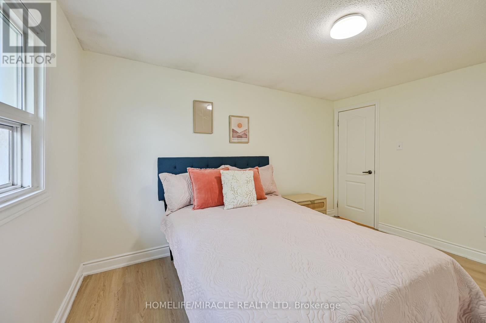 32 Woodsview Avenue, Toronto, Ontario  M9W 6C1 - Photo 30 - W12380000