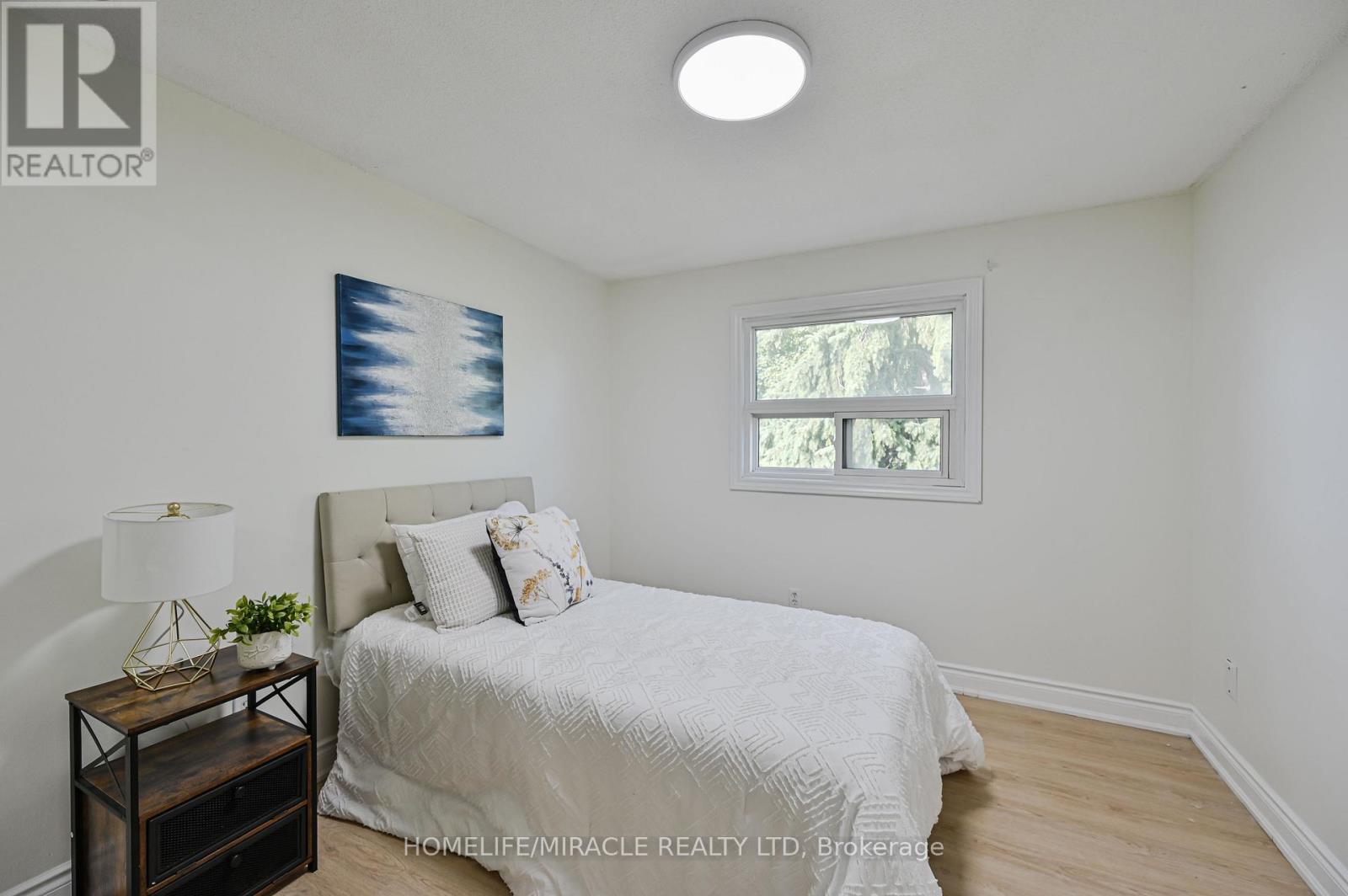 32 Woodsview Avenue, Toronto, Ontario  M9W 6C1 - Photo 31 - W12380000