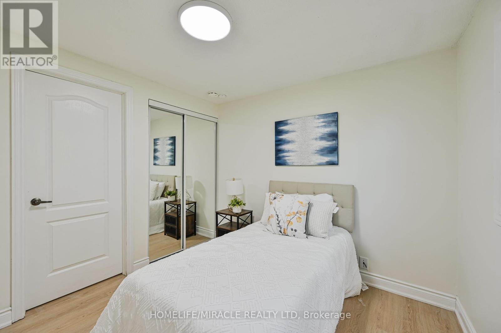 32 Woodsview Avenue, Toronto, Ontario  M9W 6C1 - Photo 33 - W12380000