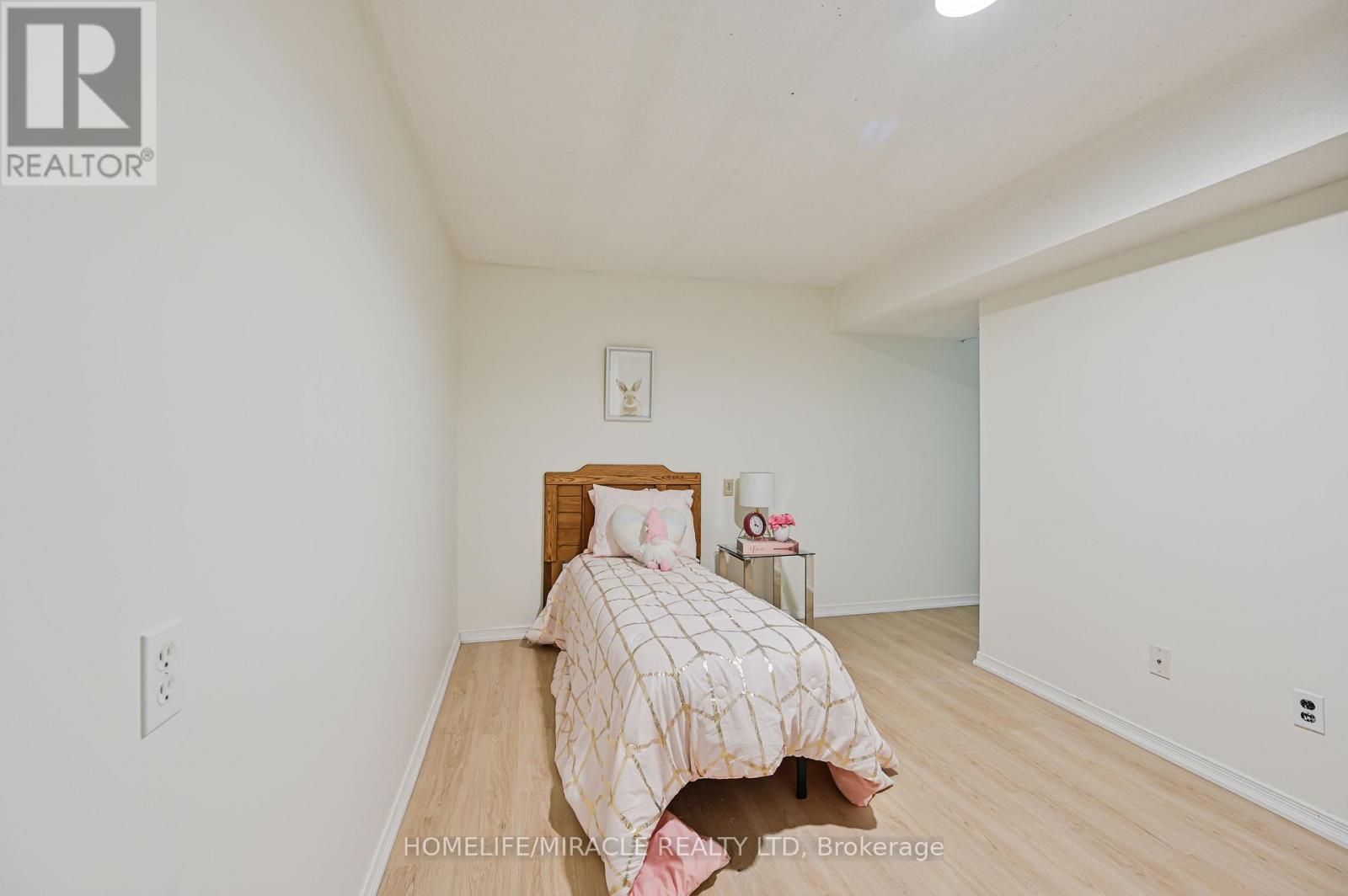 32 Woodsview Avenue, Toronto, Ontario  M9W 6C1 - Photo 35 - W12380000