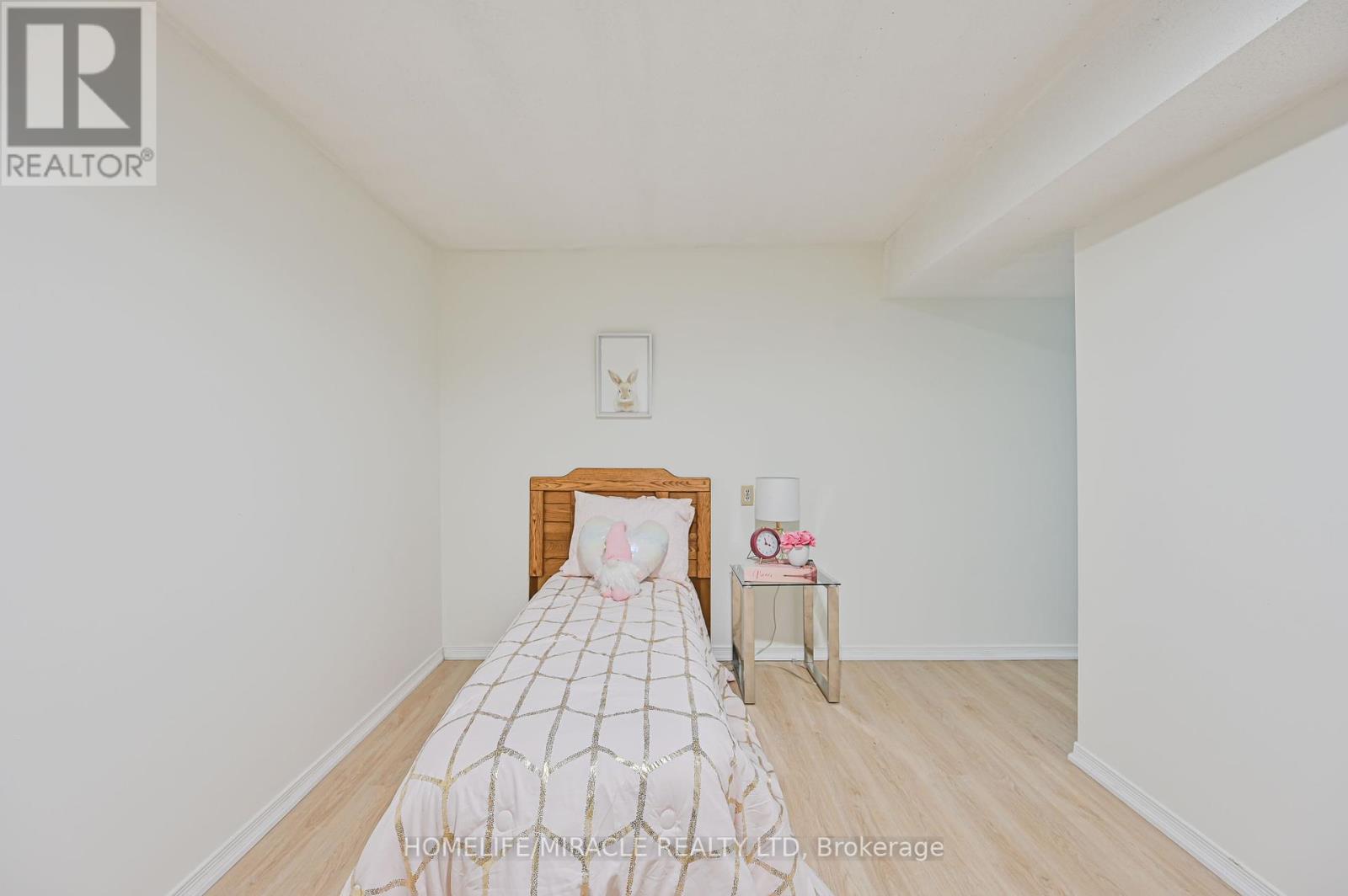 32 Woodsview Avenue, Toronto, Ontario  M9W 6C1 - Photo 36 - W12380000