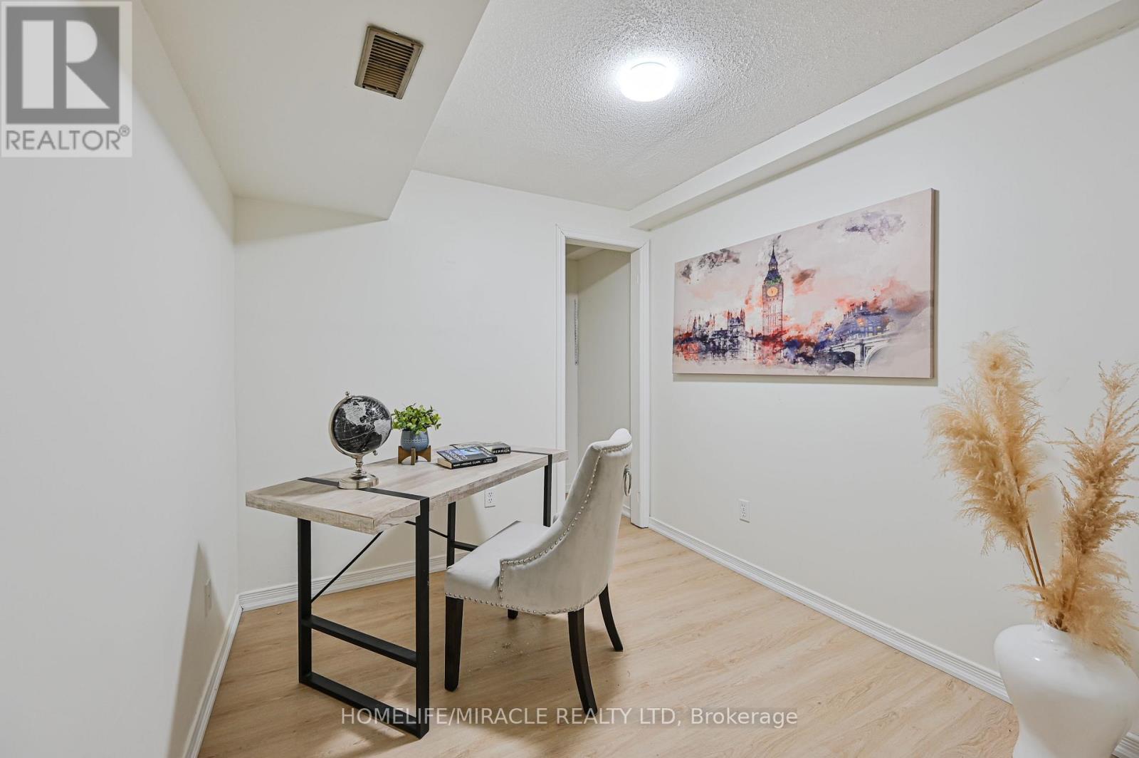 32 Woodsview Avenue, Toronto, Ontario  M9W 6C1 - Photo 38 - W12380000