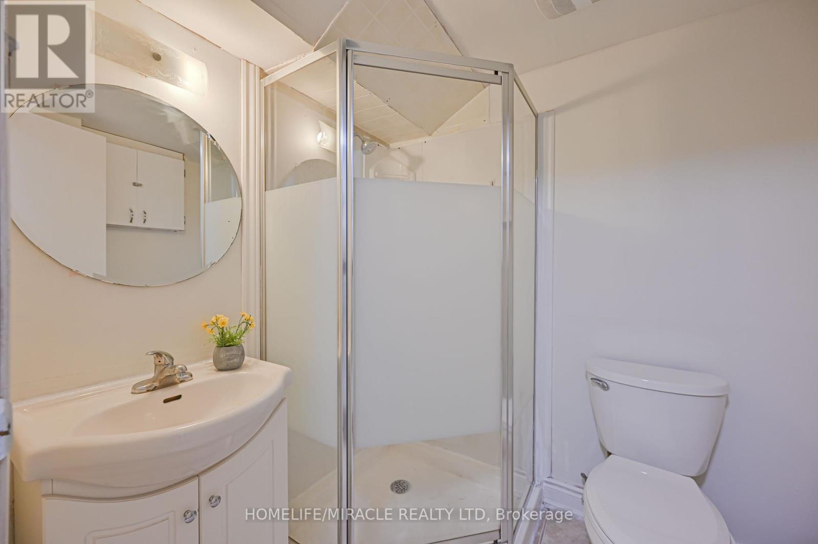 32 Woodsview Avenue, Toronto, Ontario  M9W 6C1 - Photo 39 - W12380000