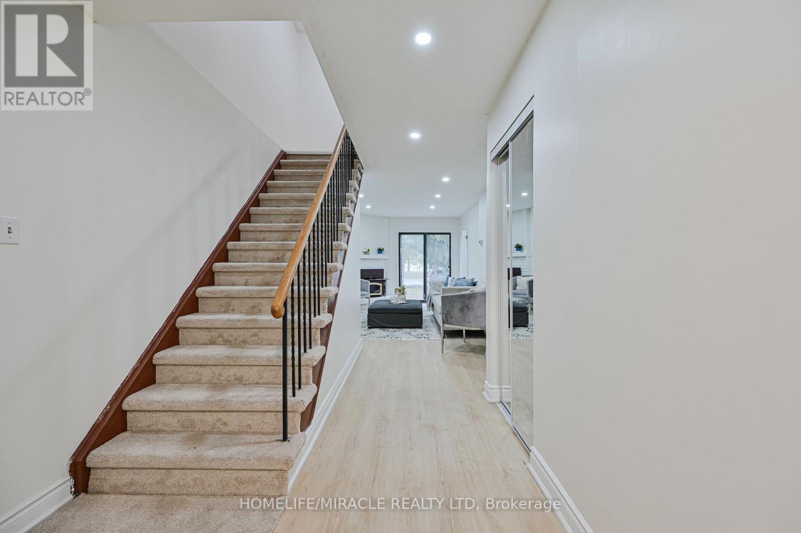 32 Woodsview Avenue, Toronto, Ontario  M9W 6C1 - Photo 6 - W12380000