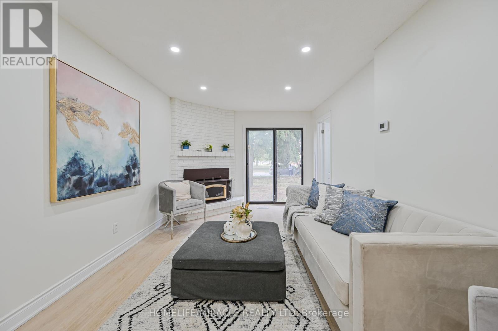 32 Woodsview Avenue, Toronto, Ontario  M9W 6C1 - Photo 7 - W12380000