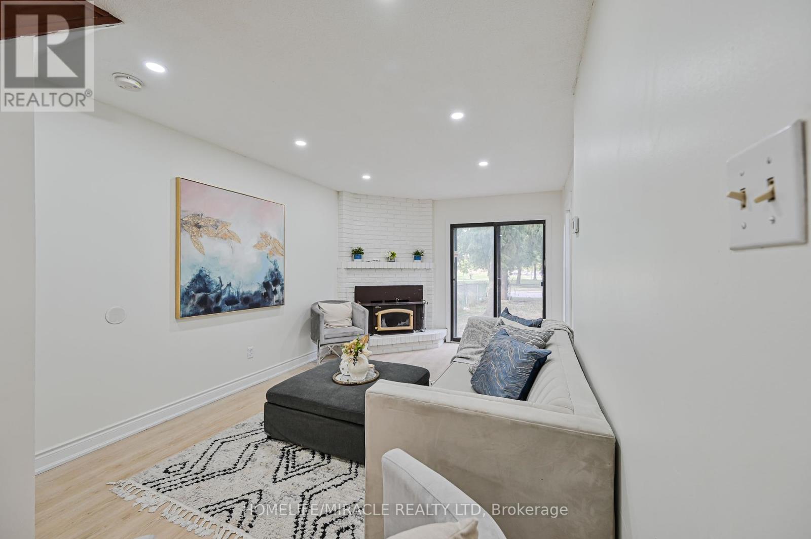 32 Woodsview Avenue, Toronto, Ontario  M9W 6C1 - Photo 8 - W12380000