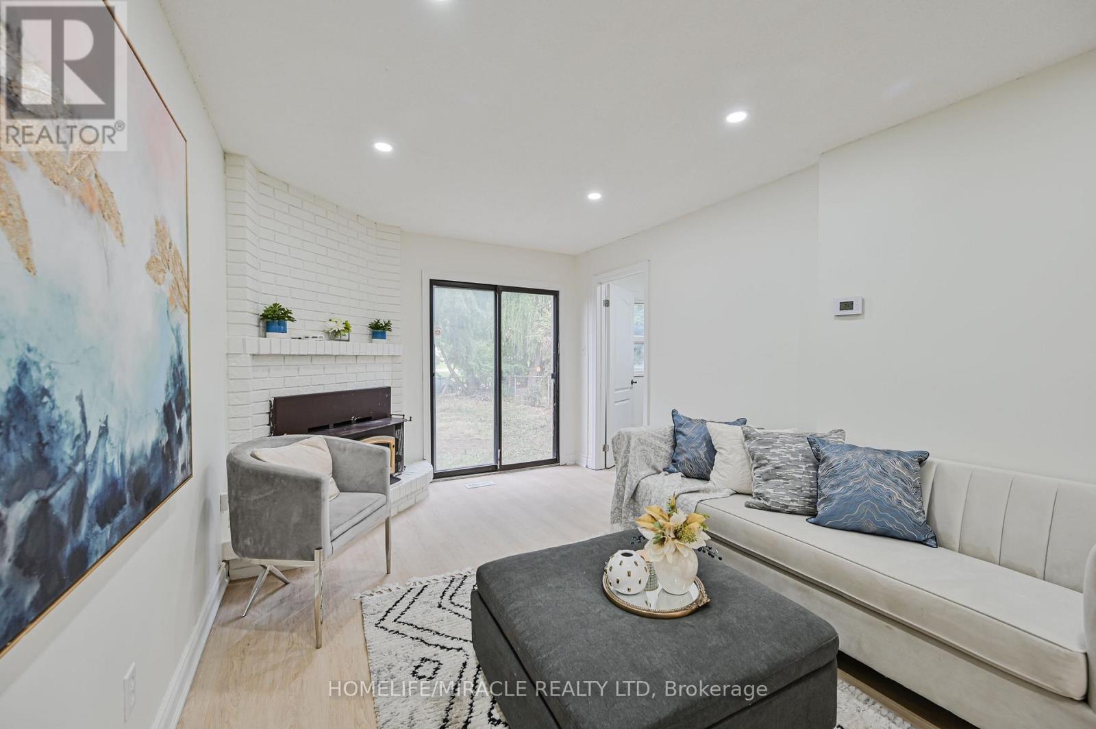 32 Woodsview Avenue, Toronto, Ontario  M9W 6C1 - Photo 9 - W12380000