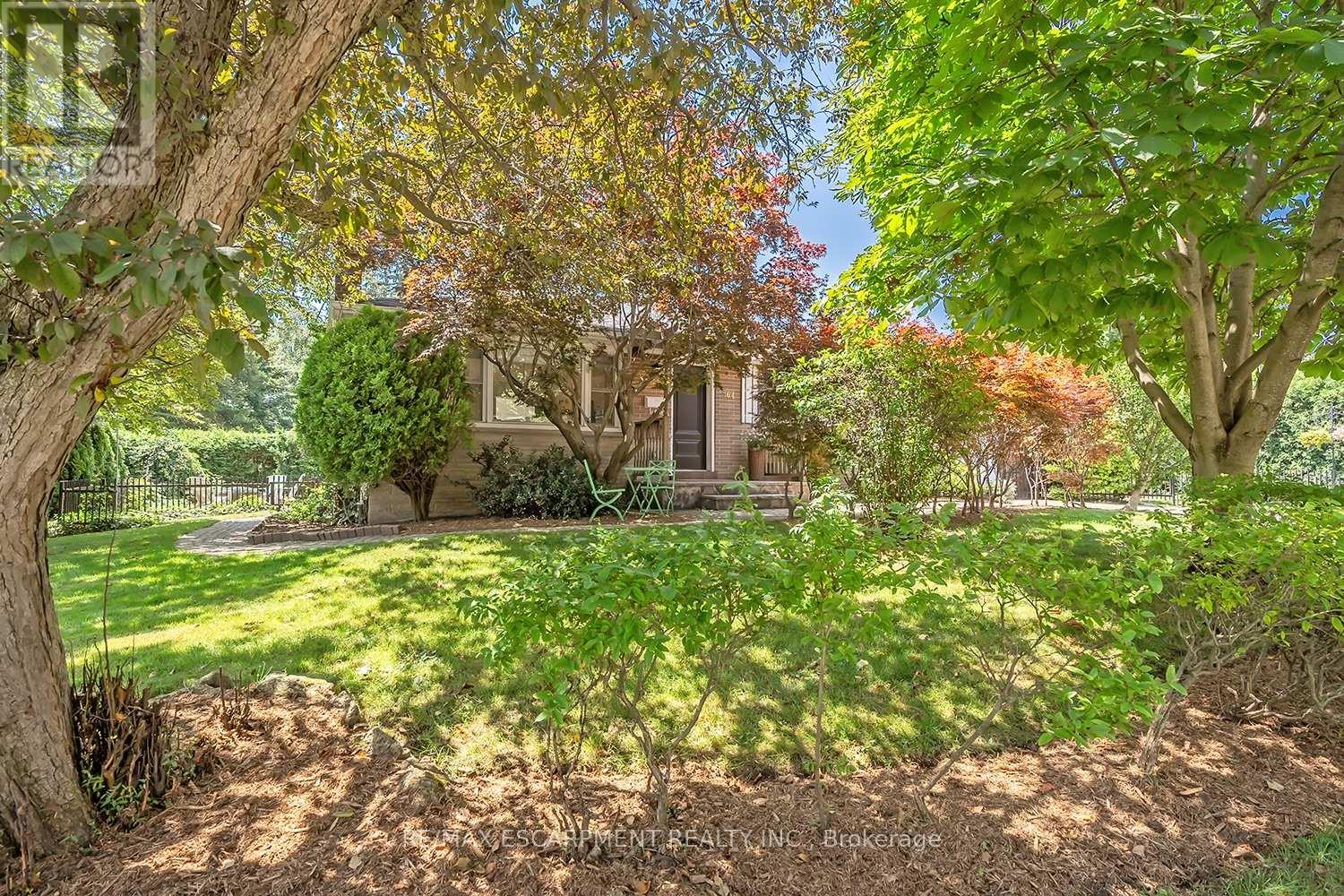 564 Maplehill Drive, Burlington, Ontario  L7N 2W3 - Photo 2 - W12380010