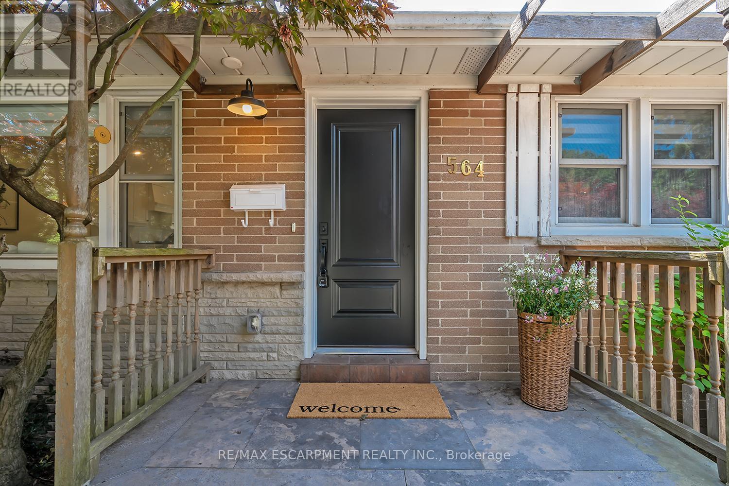 564 Maplehill Drive, Burlington, Ontario  L7N 2W3 - Photo 4 - W12380010