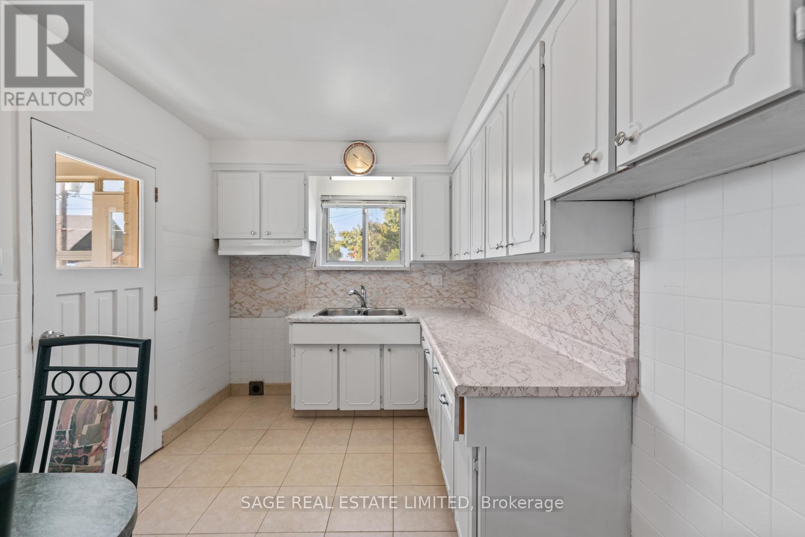49 Bowie Avenue, Toronto, Ontario  M6E 2P2 - Photo 15 - W12380064