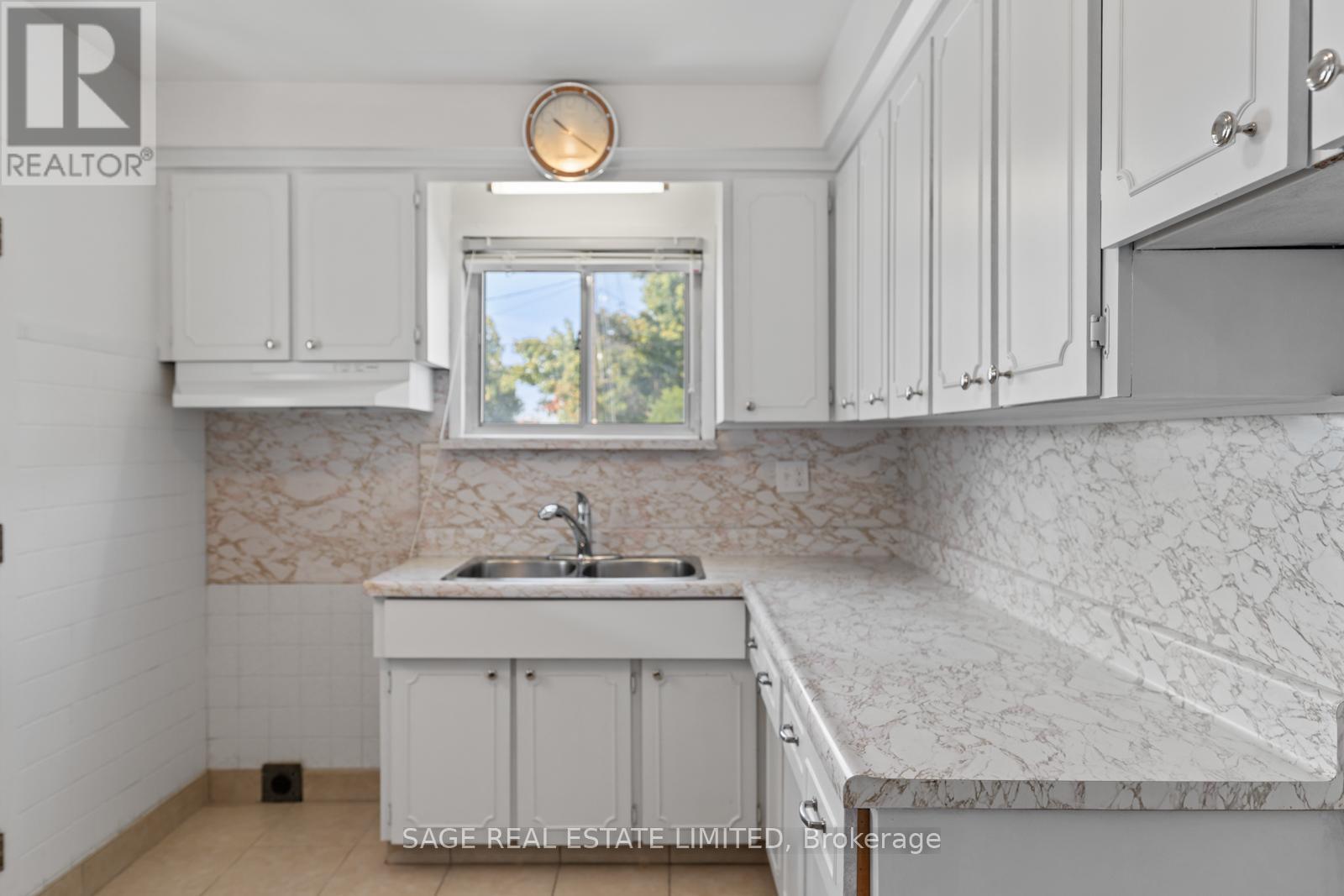 49 Bowie Avenue, Toronto, Ontario  M6E 2P2 - Photo 16 - W12380064