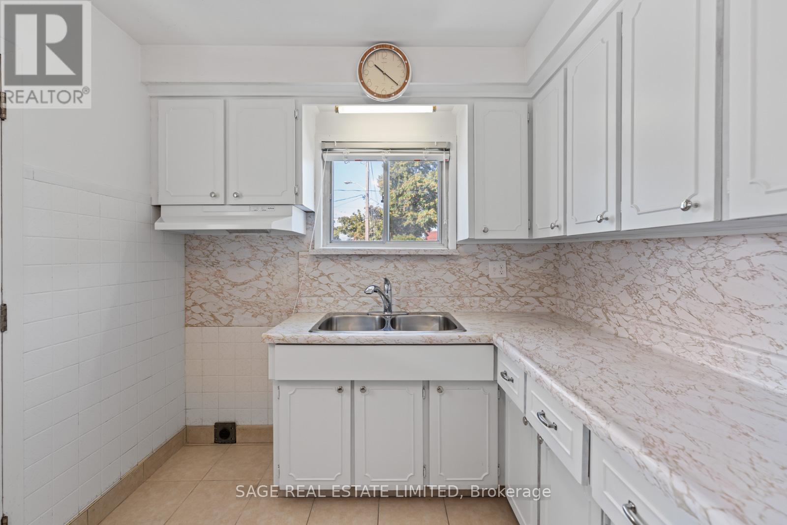 49 Bowie Avenue, Toronto, Ontario  M6E 2P2 - Photo 18 - W12380064