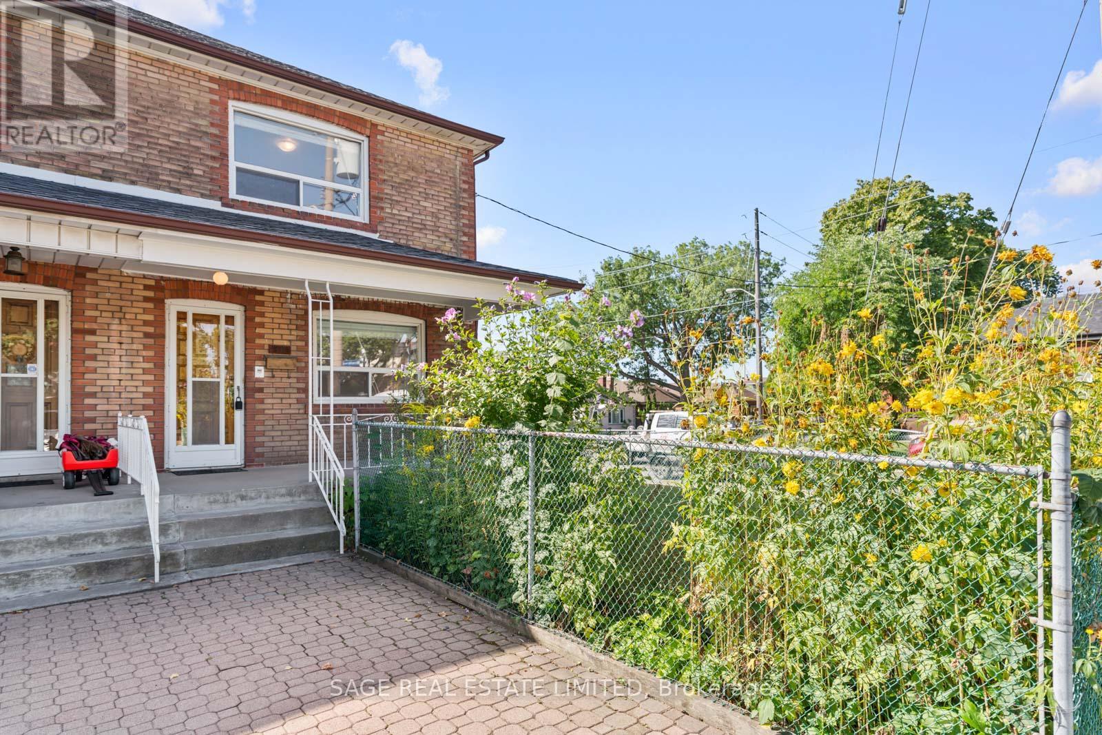 49 Bowie Avenue, Toronto, Ontario  M6E 2P2 - Photo 2 - W12380064