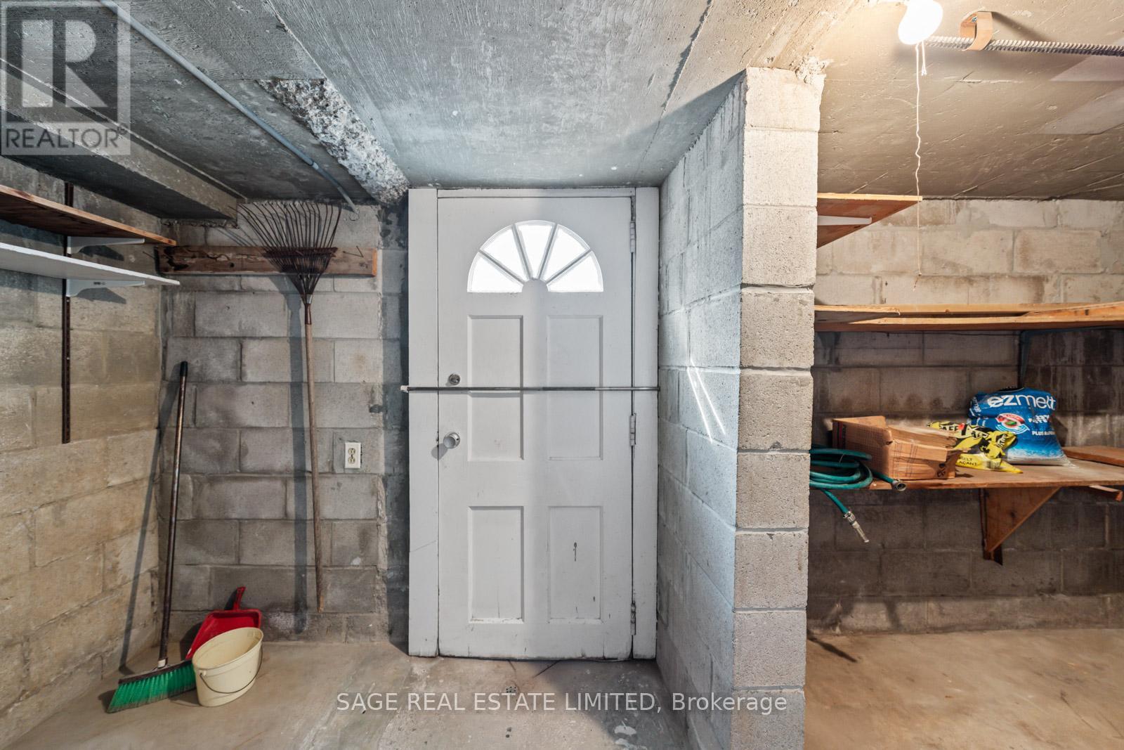 49 Bowie Avenue, Toronto, Ontario  M6E 2P2 - Photo 37 - W12380064