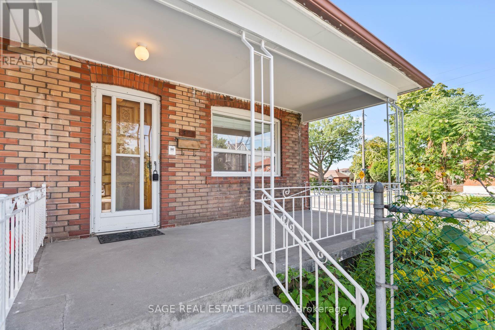 49 Bowie Avenue, Toronto, Ontario  M6E 2P2 - Photo 4 - W12380064