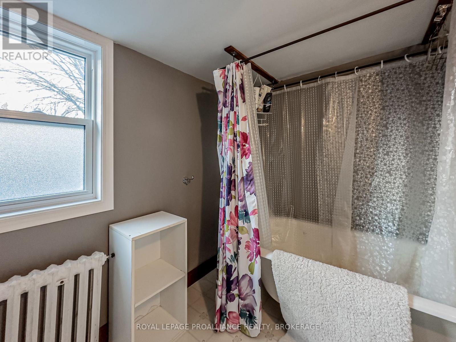 102 Livingston Avenue, Kingston, Ontario  K7L 4L4 - Photo 16 - X12380414