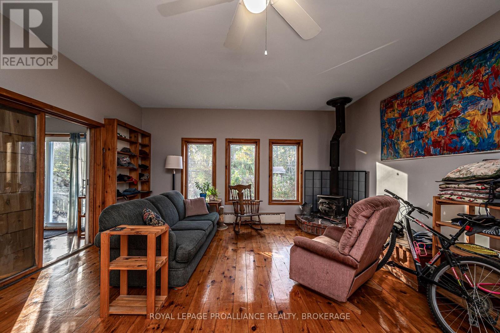 102 Livingston Avenue, Kingston, Ontario  K7L 4L4 - Photo 3 - X12380414