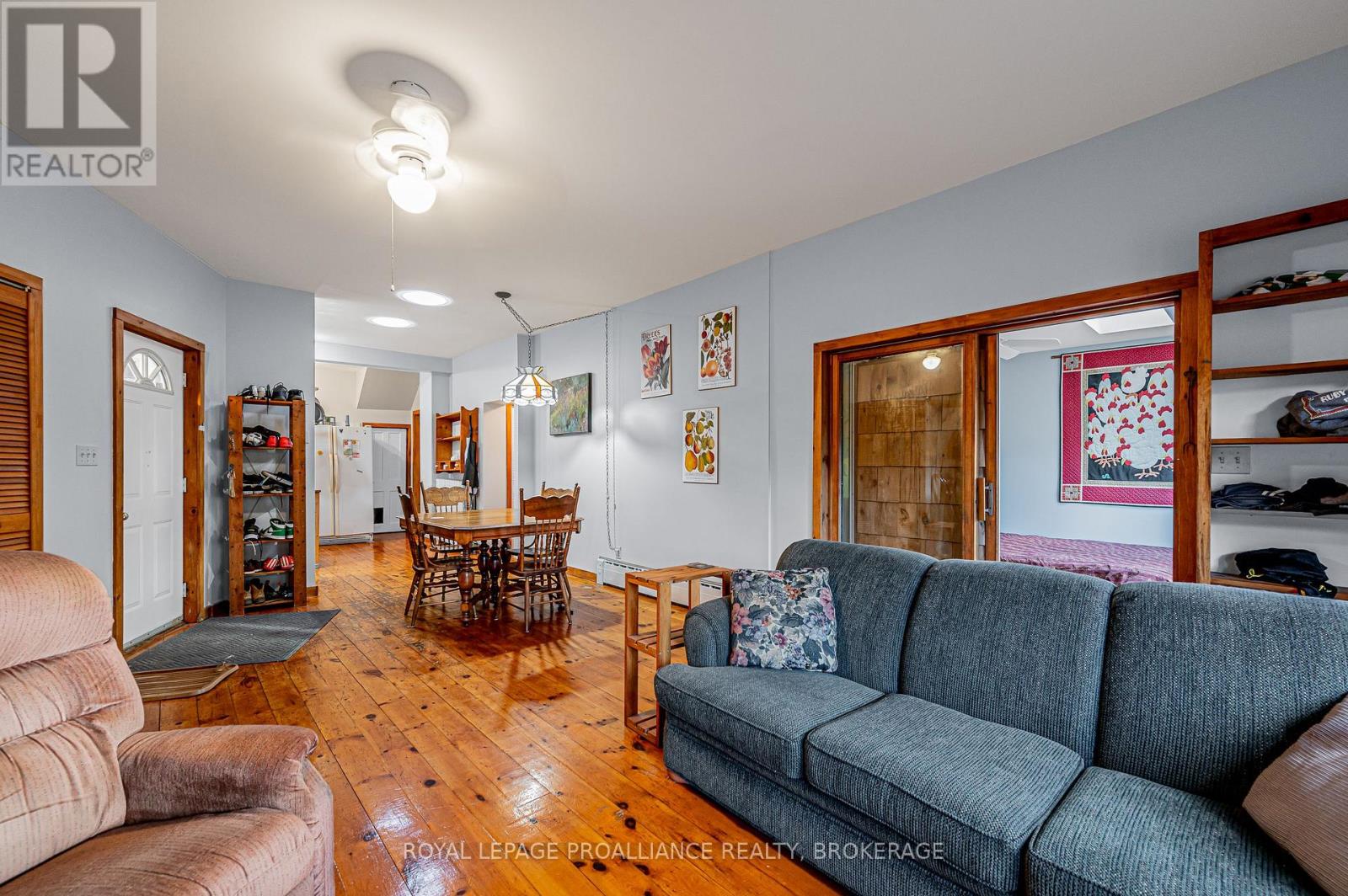 102 Livingston Avenue, Kingston, Ontario  K7L 4L4 - Photo 4 - X12380414