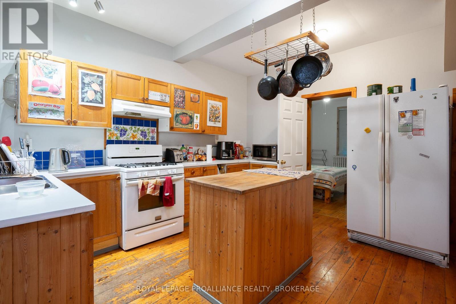 102 Livingston Avenue, Kingston, Ontario  K7L 4L4 - Photo 6 - X12380414