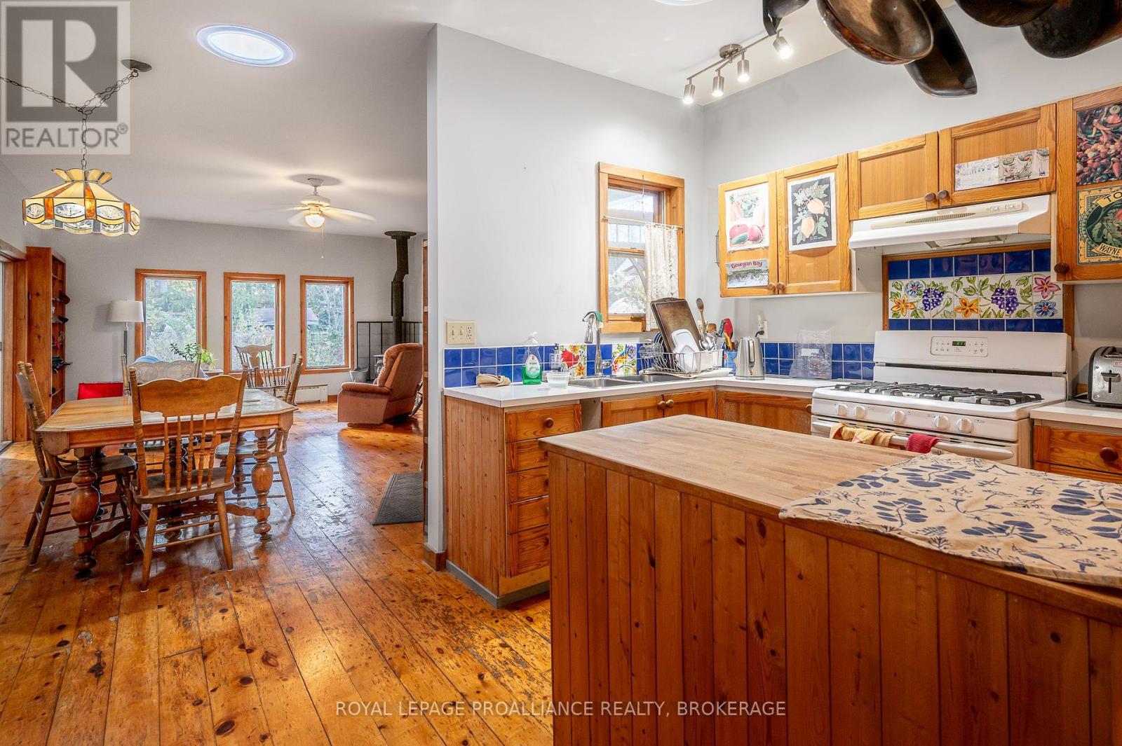 102 Livingston Avenue, Kingston, Ontario  K7L 4L4 - Photo 7 - X12380414