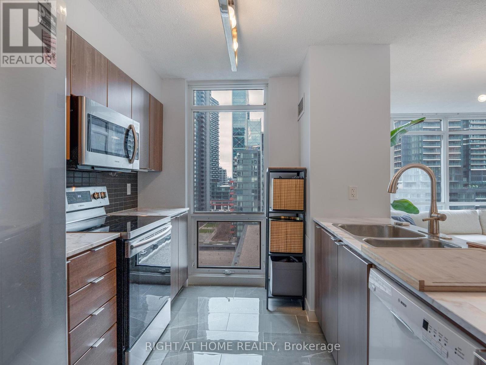 1706 - 11 Brunel Court, Toronto, Ontario  M5V 3Y3 - Photo 10 - C12380270