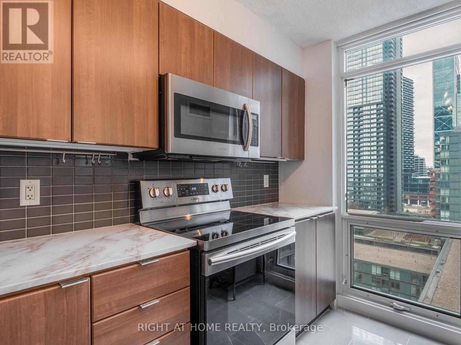 1706 - 11 Brunel Court, Toronto, Ontario  M5V 3Y3 - Photo 11 - C12380270
