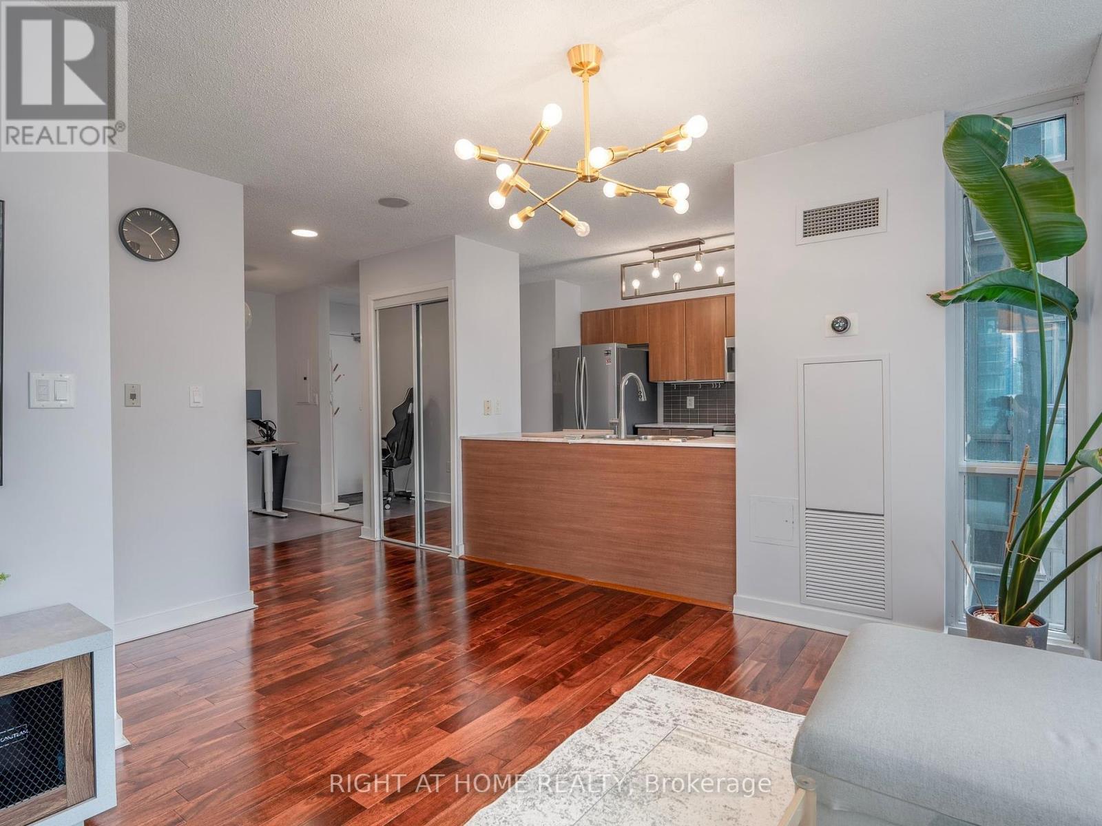 1706 - 11 Brunel Court, Toronto, Ontario  M5V 3Y3 - Photo 13 - C12380270