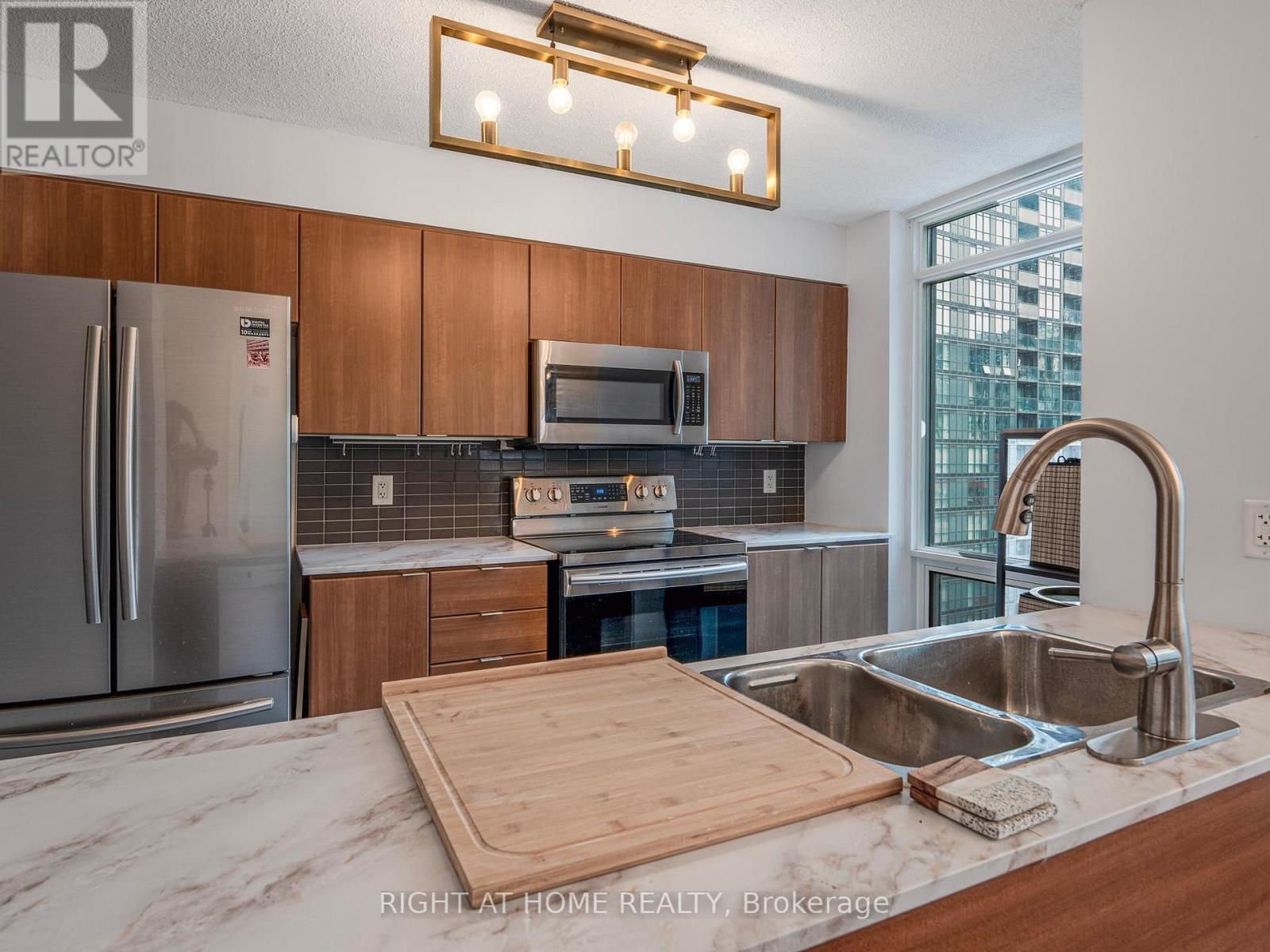 1706 - 11 Brunel Court, Toronto, Ontario  M5V 3Y3 - Photo 16 - C12380270