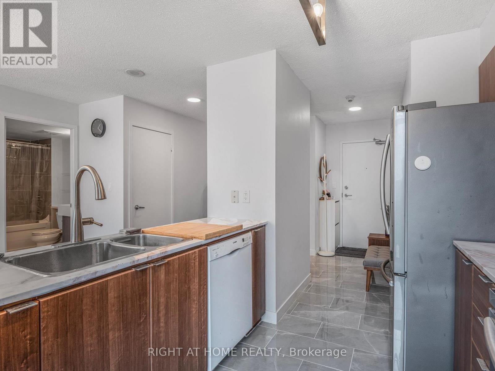 1706 - 11 Brunel Court, Toronto, Ontario  M5V 3Y3 - Photo 18 - C12380270