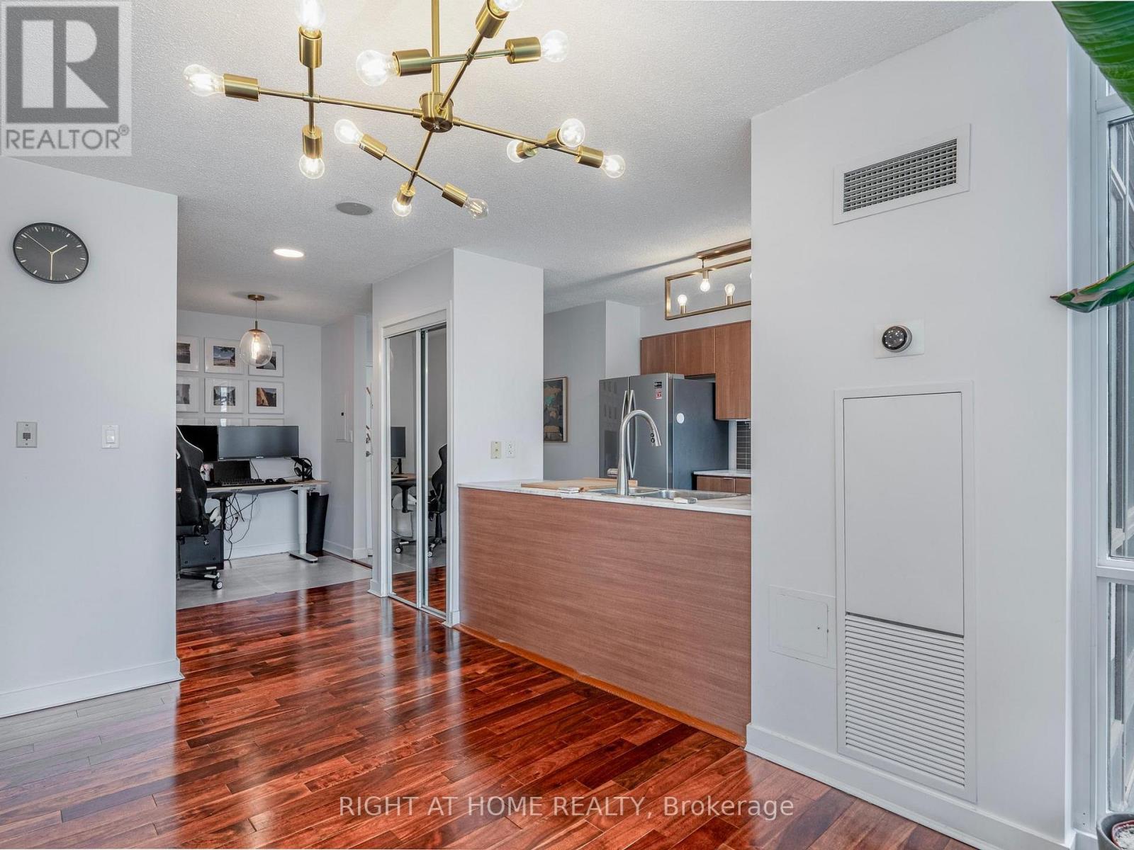1706 - 11 Brunel Court, Toronto, Ontario  M5V 3Y3 - Photo 21 - C12380270