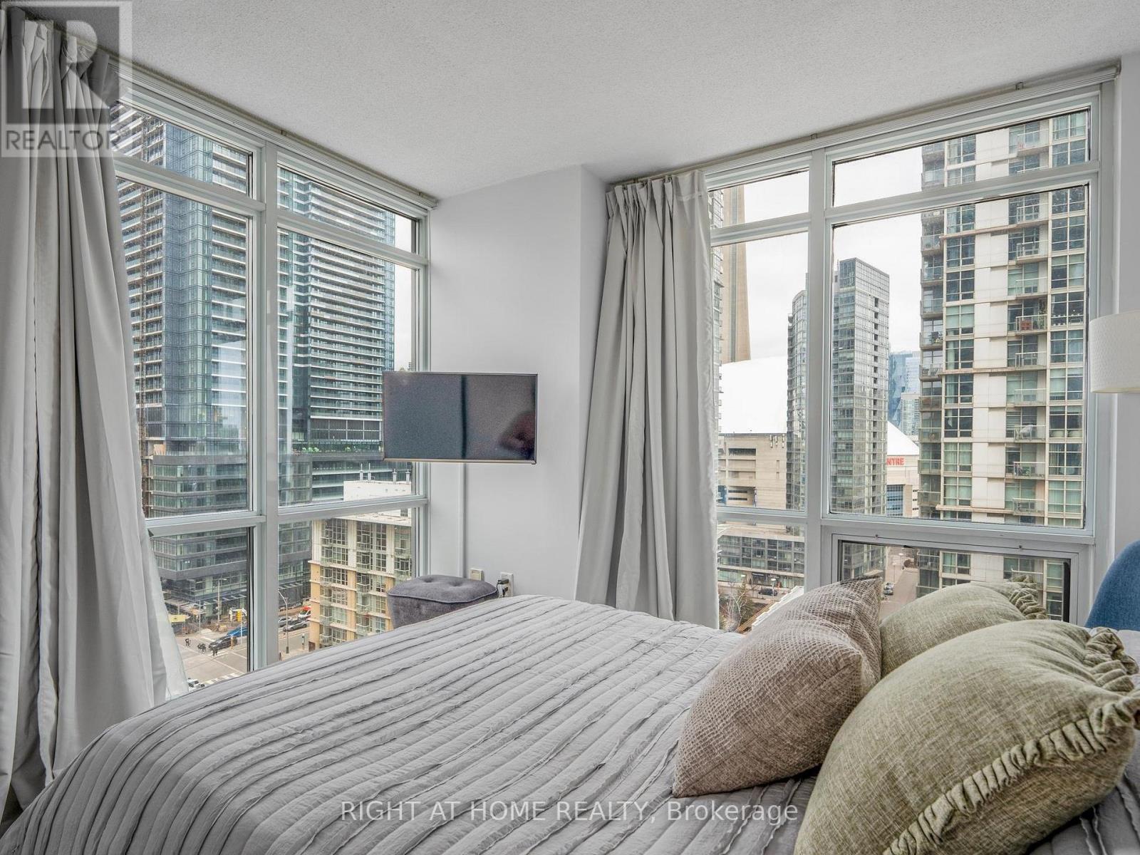 1706 - 11 Brunel Court, Toronto, Ontario  M5V 3Y3 - Photo 23 - C12380270