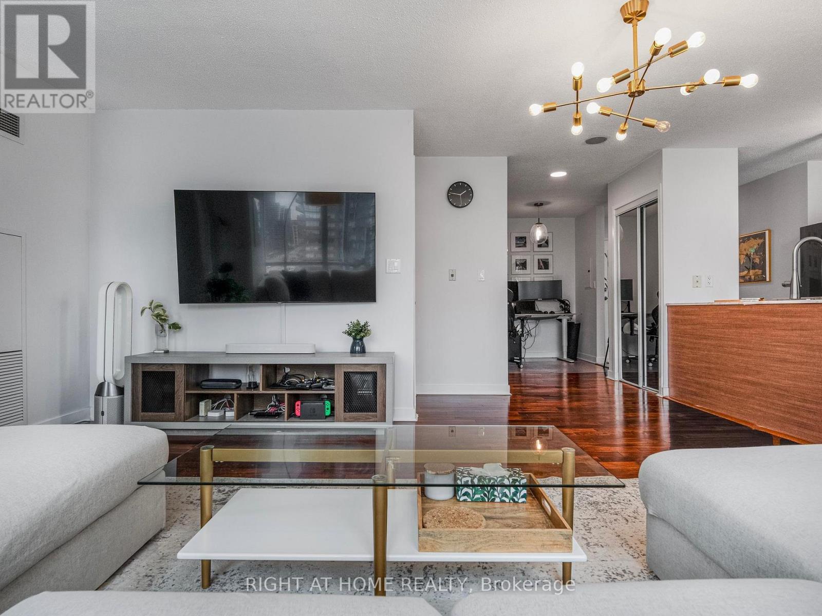 1706 - 11 Brunel Court, Toronto, Ontario  M5V 3Y3 - Photo 6 - C12380270