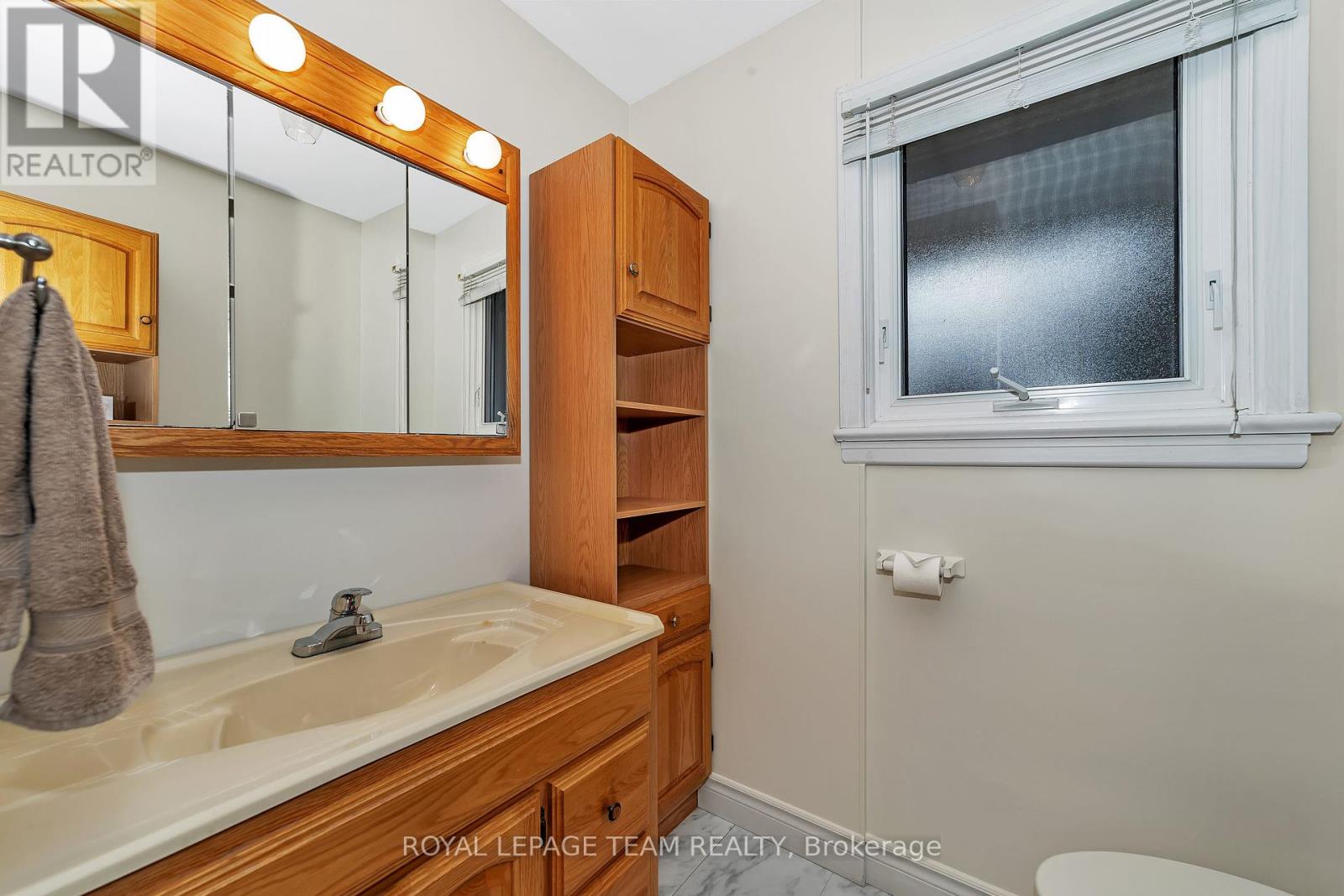 2099 Balharrie Avenue S, Ottawa, Ontario  K1G 1G4 - Photo 10 - X12380496