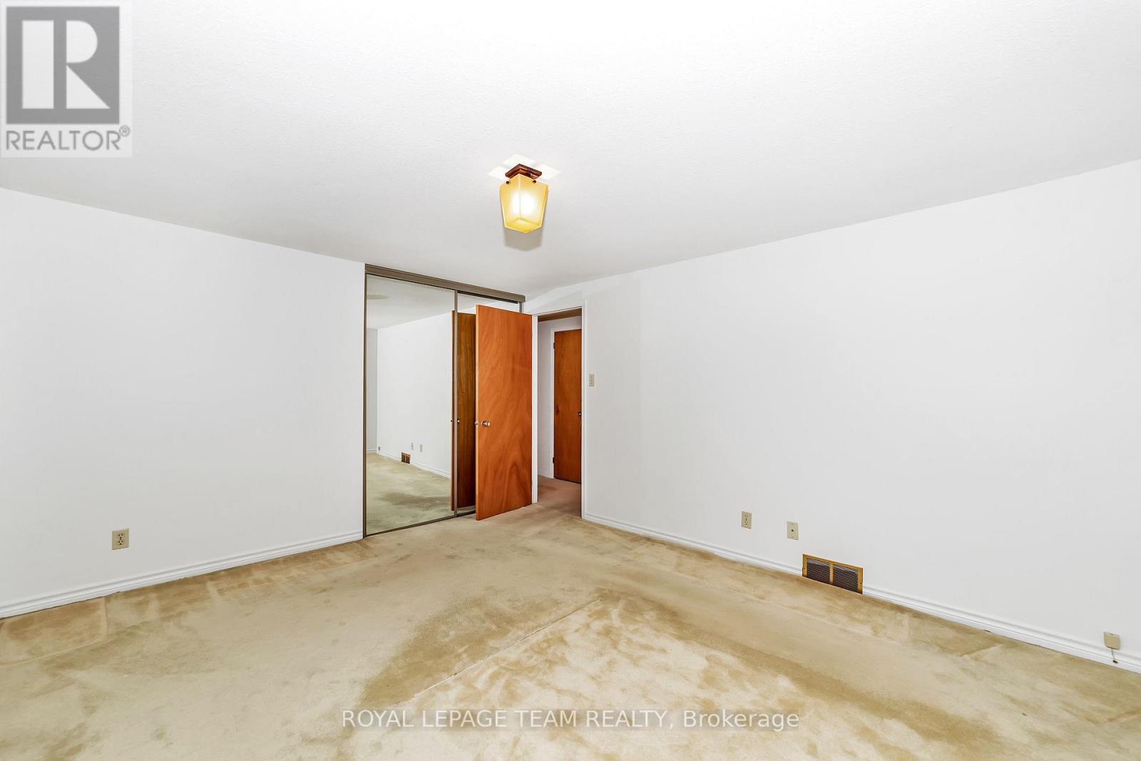 2099 Balharrie Avenue S, Ottawa, Ontario  K1G 1G4 - Photo 11 - X12380496