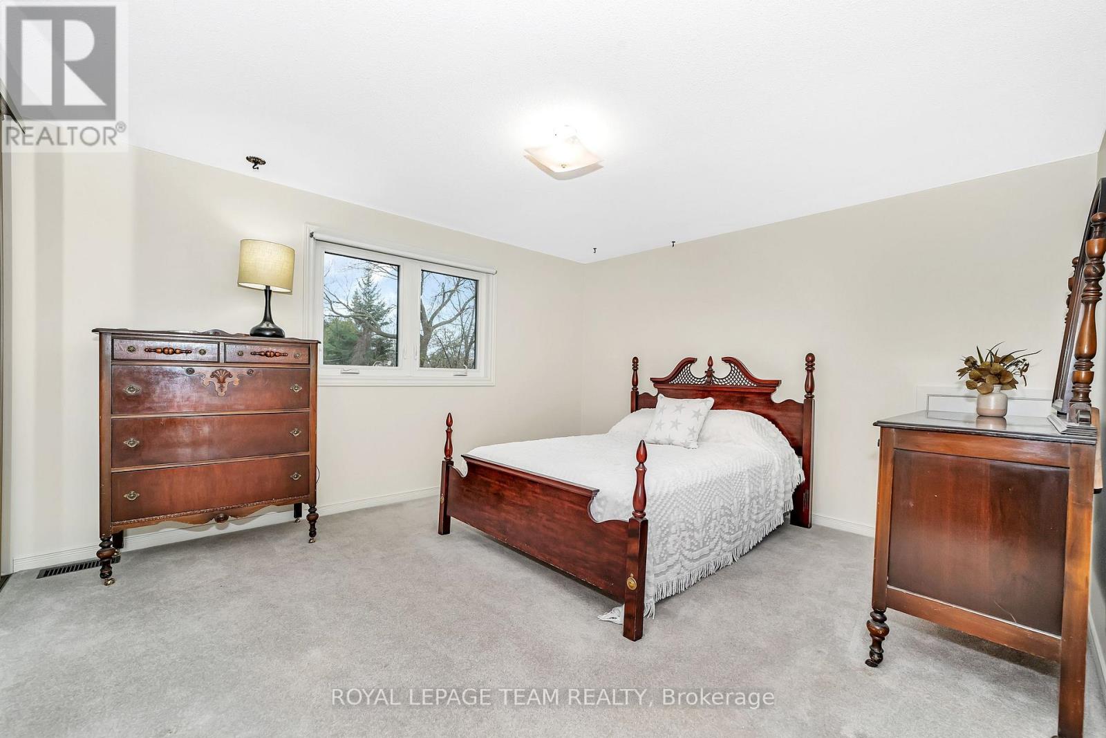 2099 Balharrie Avenue S, Ottawa, Ontario  K1G 1G4 - Photo 12 - X12380496