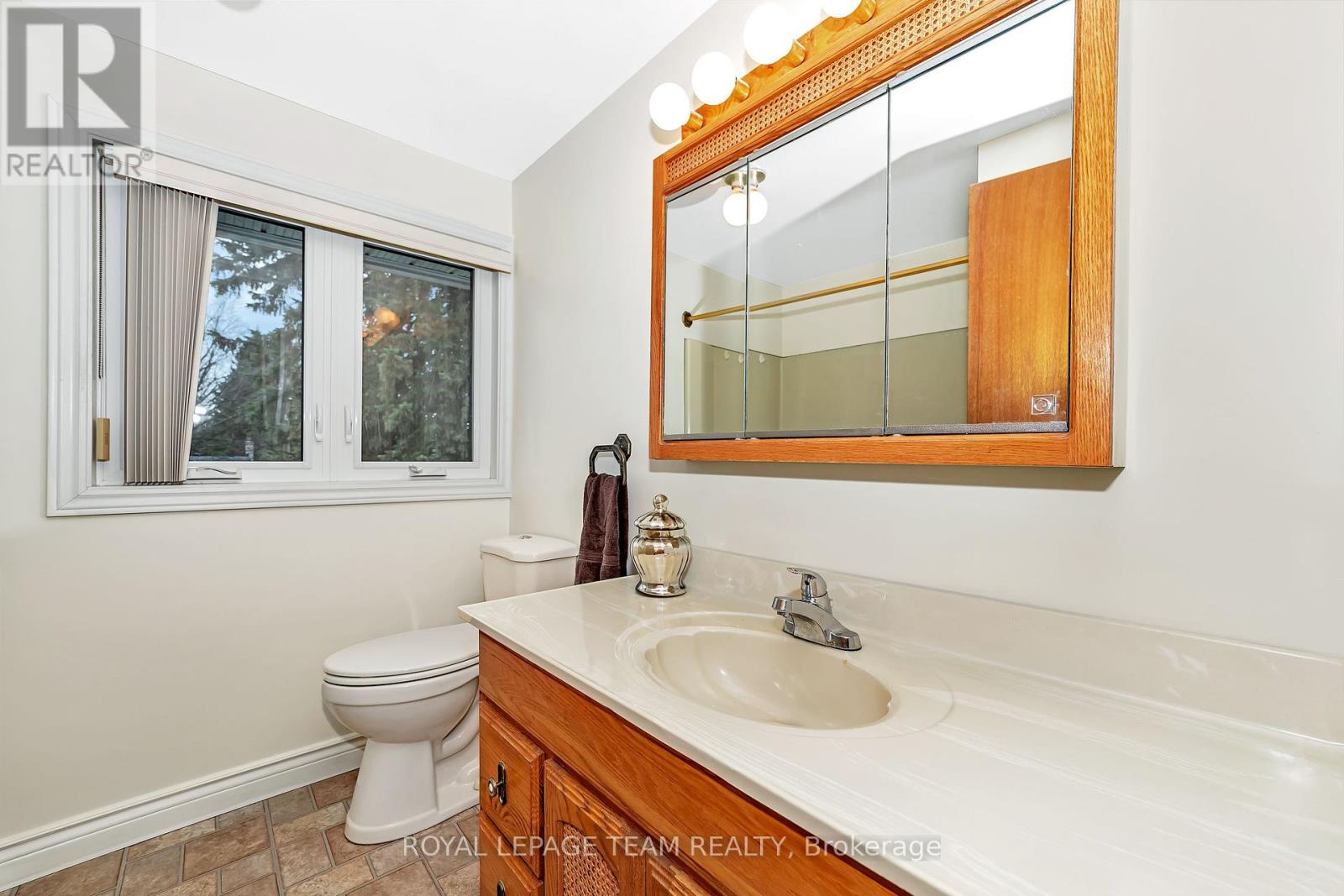 2099 Balharrie Avenue S, Ottawa, Ontario  K1G 1G4 - Photo 15 - X12380496