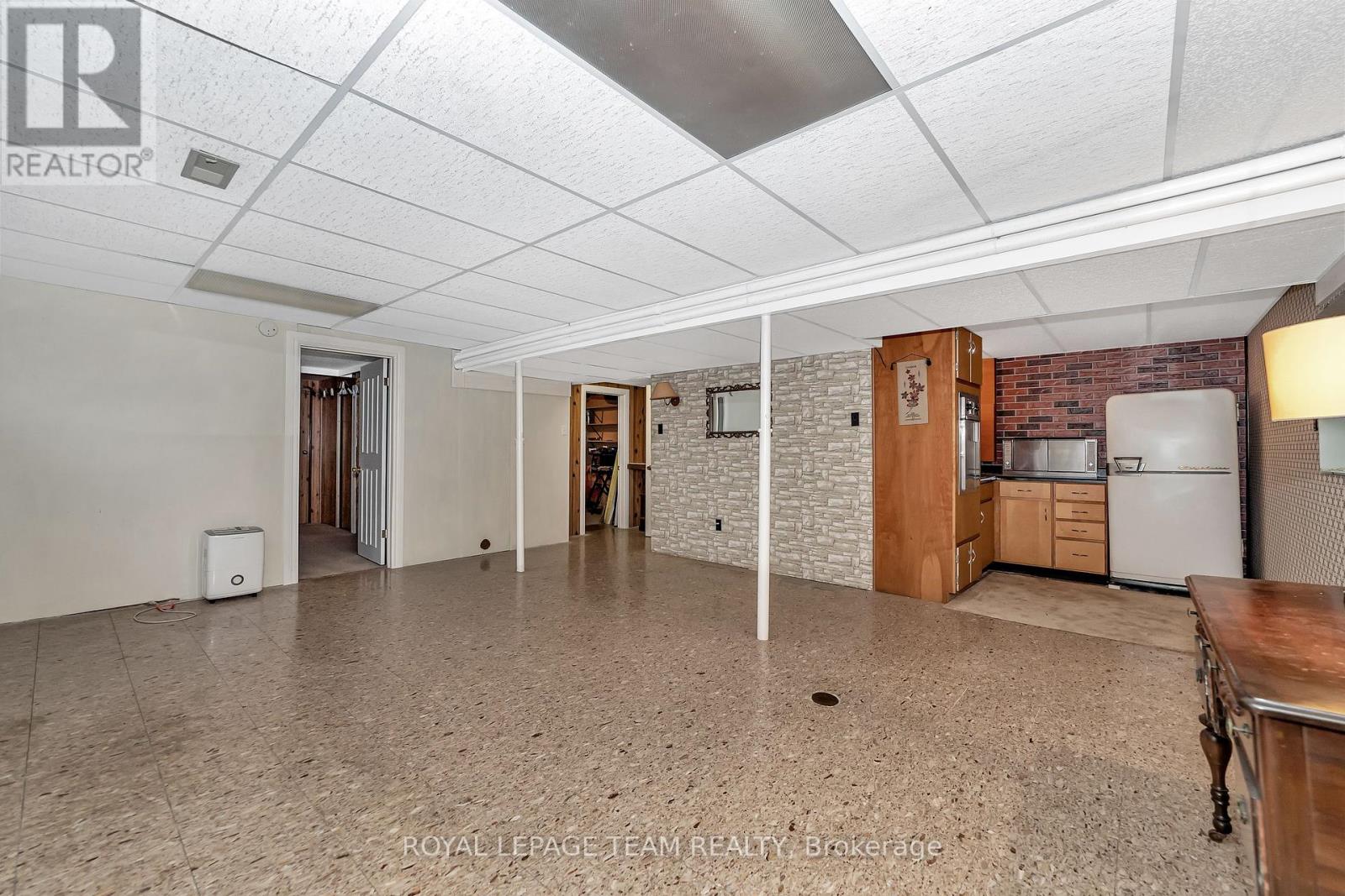2099 Balharrie Avenue S, Ottawa, Ontario  K1G 1G4 - Photo 17 - X12380496