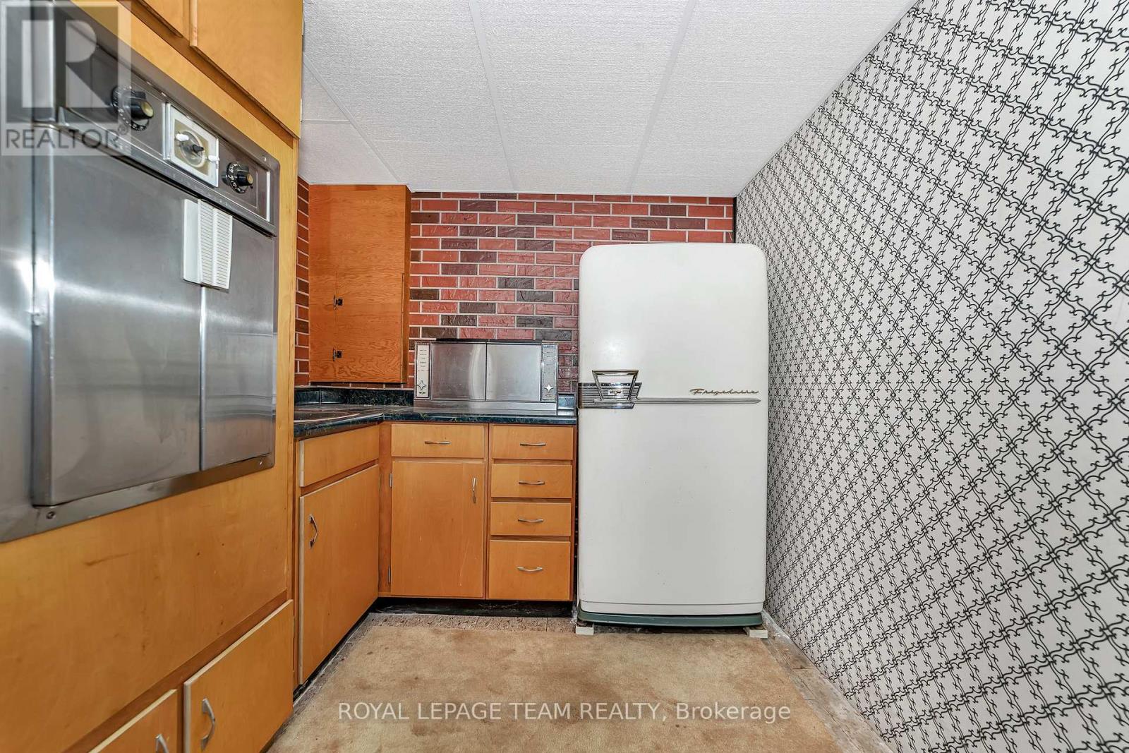 2099 Balharrie Avenue S, Ottawa, Ontario  K1G 1G4 - Photo 18 - X12380496