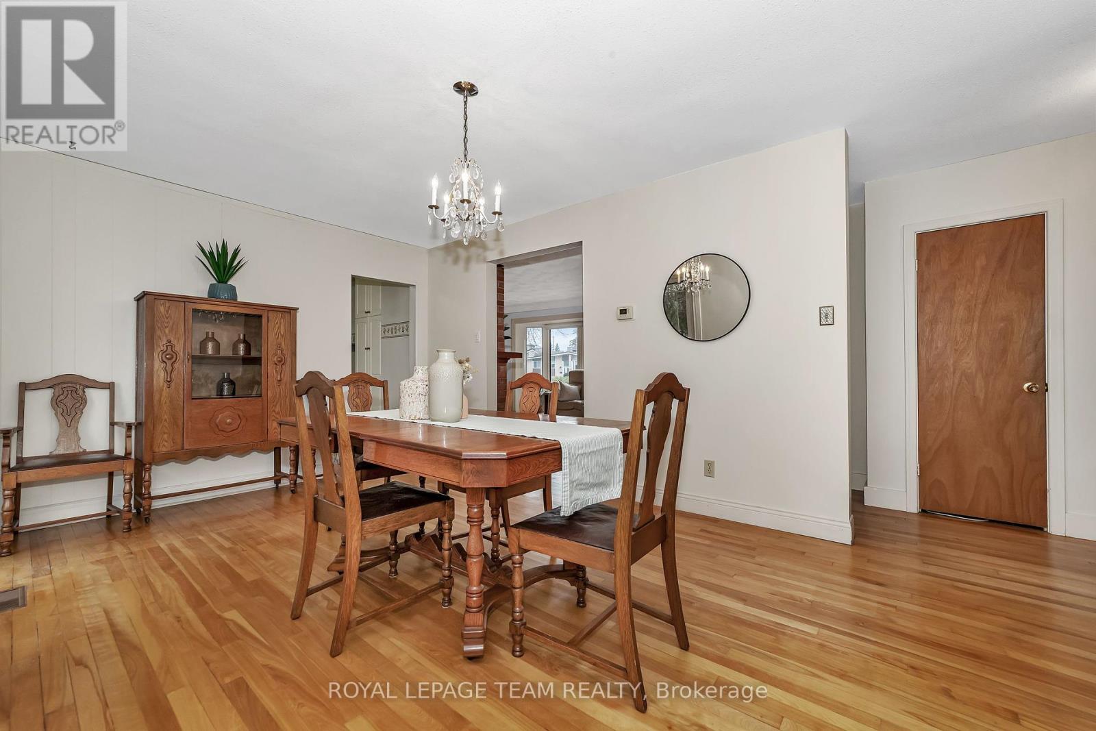 2099 Balharrie Avenue S, Ottawa, Ontario  K1G 1G4 - Photo 6 - X12380496