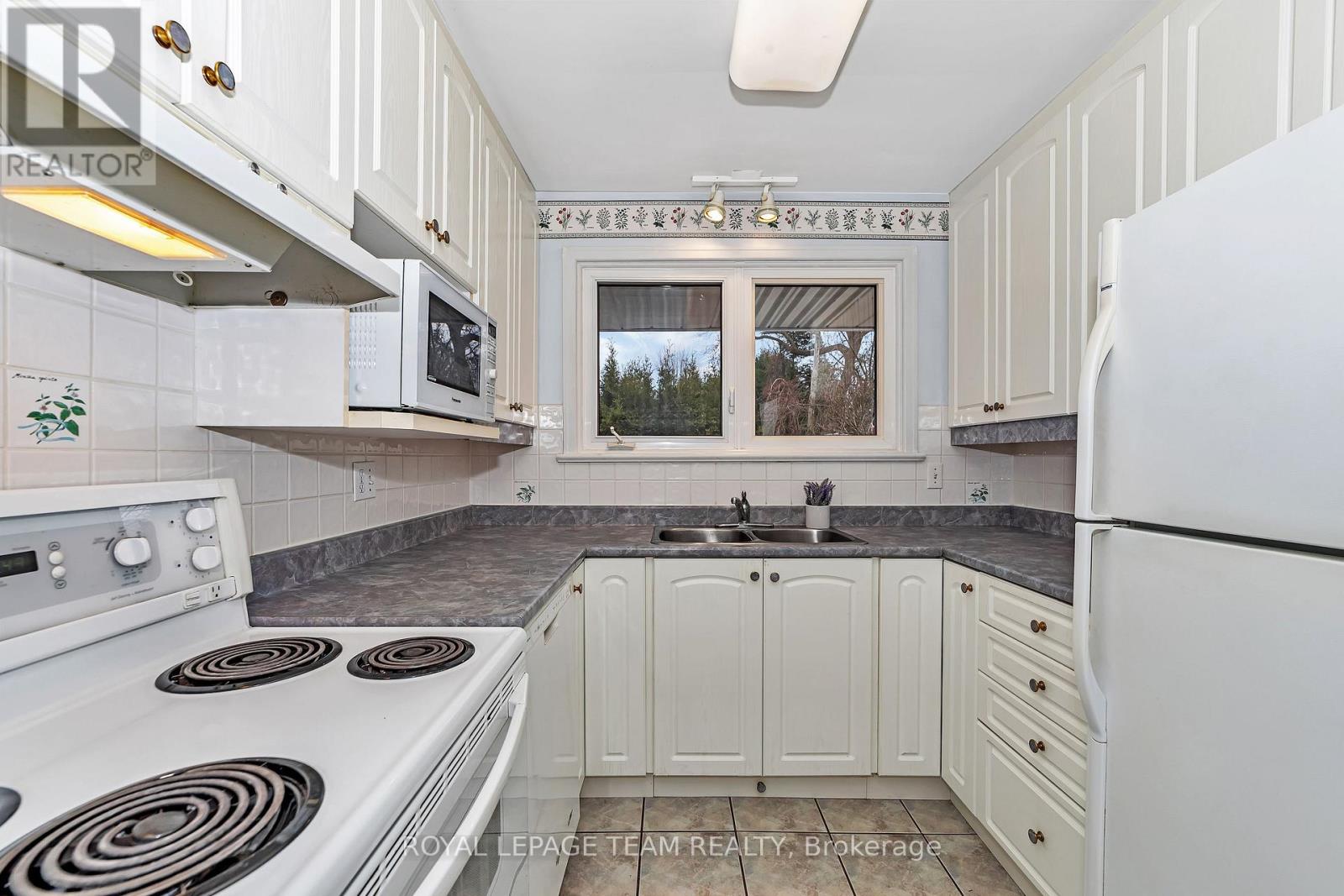 2099 Balharrie Avenue S, Ottawa, Ontario  K1G 1G4 - Photo 7 - X12380496