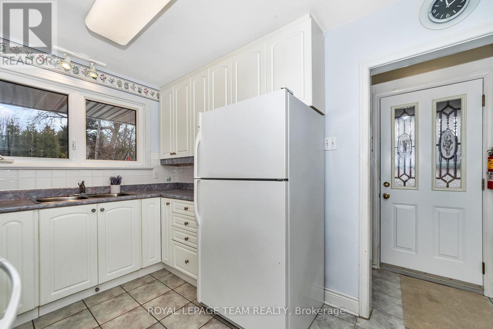 2099 Balharrie Avenue S, Ottawa, Ontario  K1G 1G4 - Photo 8 - X12380496