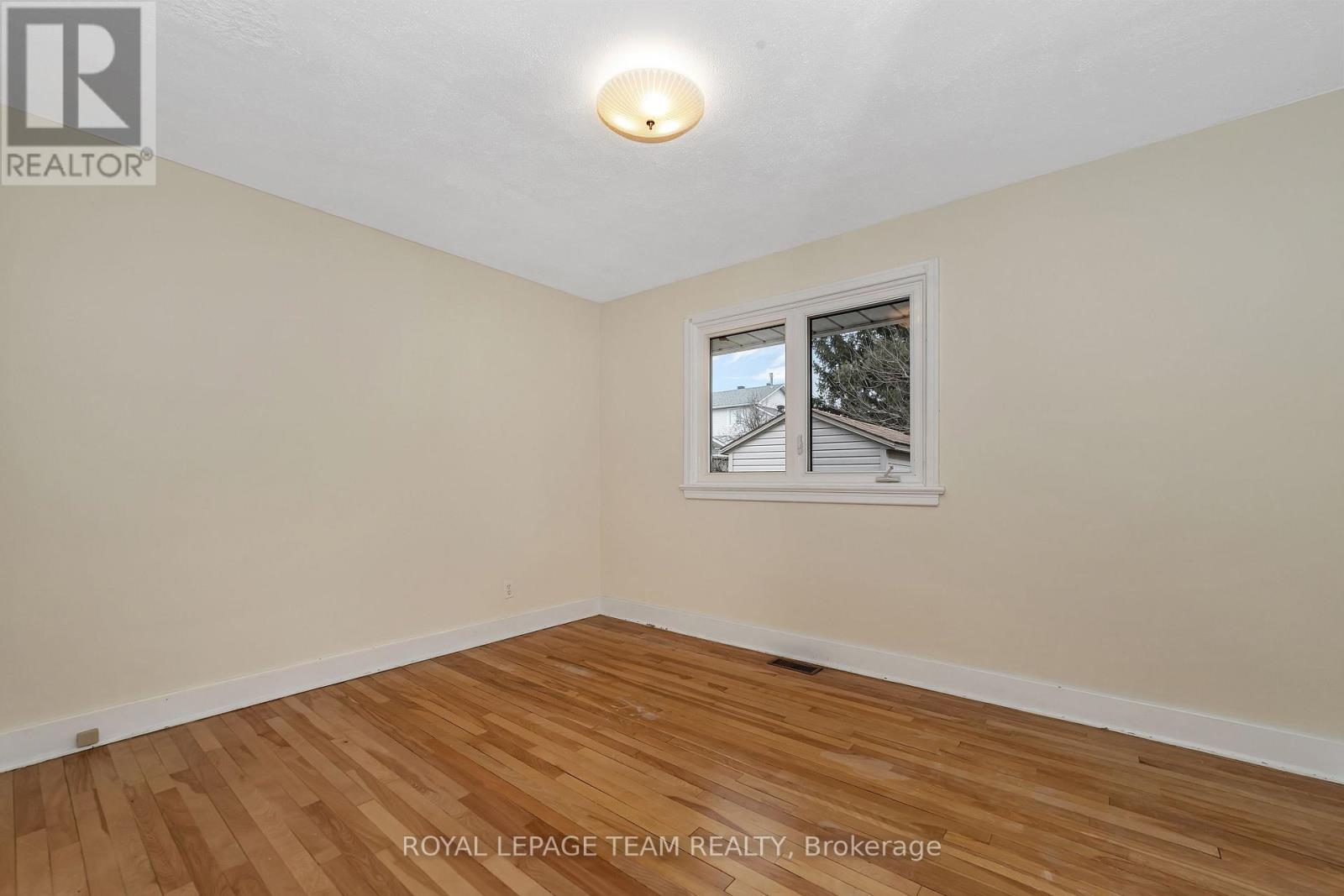 2099 Balharrie Avenue S, Ottawa, Ontario  K1G 1G4 - Photo 9 - X12380496